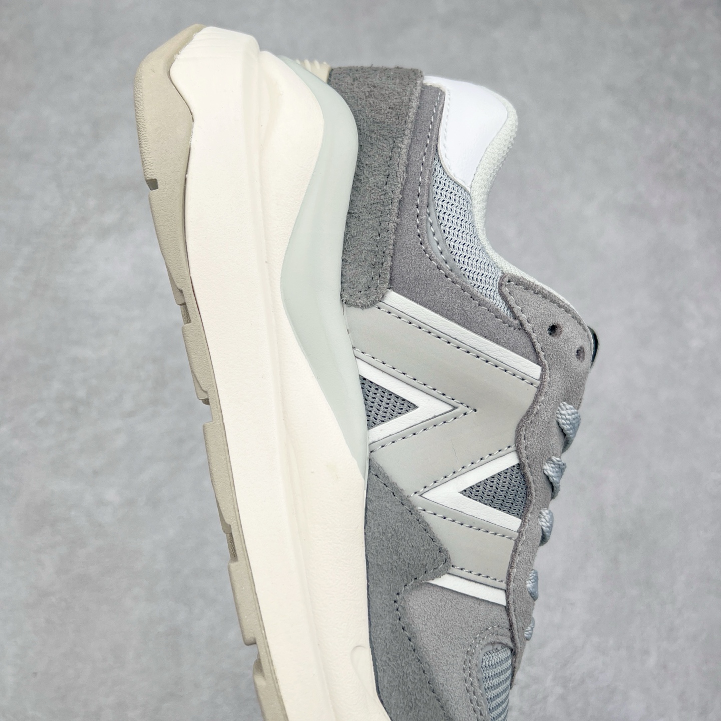 图片[6]-＃福利特价 New Balance/新百伦 NB5740系列 复古休闲运动跑鞋 特别以1988年首度面世的经典574作为设计蓝本 保留574简约易衬的80s鞋型轮廓 同时再加以向90年代特立独行的抢眼美学致敬 凭借多种严选的优质素材重塑出让人耳目一新又充满层次感的革新中低结构 另一方面 为呼应90年代的巨大化潮流 鞋侧也点题采用了相应的巨大化N字Logo 并且加上反光细节点缀 再结合同样启发自574并经过改良的抓地鞋底 可谓集结两大年代的注目设计元素 尺码：36 36.5 37 37.5 38 38.5 39 40 40.5 41 42 42.5 43 44 45-选品中心