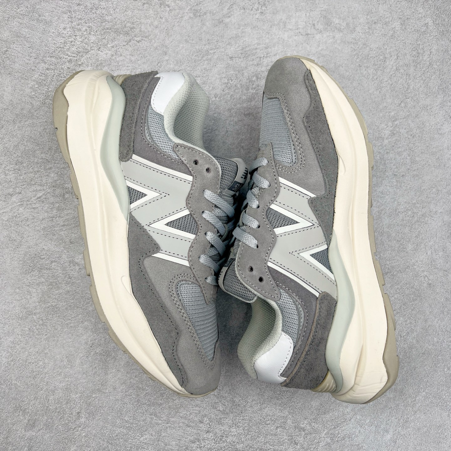 图片[3]-＃福利特价 New Balance/新百伦 NB5740系列 复古休闲运动跑鞋 特别以1988年首度面世的经典574作为设计蓝本 保留574简约易衬的80s鞋型轮廓 同时再加以向90年代特立独行的抢眼美学致敬 凭借多种严选的优质素材重塑出让人耳目一新又充满层次感的革新中低结构 另一方面 为呼应90年代的巨大化潮流 鞋侧也点题采用了相应的巨大化N字Logo 并且加上反光细节点缀 再结合同样启发自574并经过改良的抓地鞋底 可谓集结两大年代的注目设计元素 尺码：36 36.5 37 37.5 38 38.5 39 40 40.5 41 42 42.5 43 44 45-选品中心