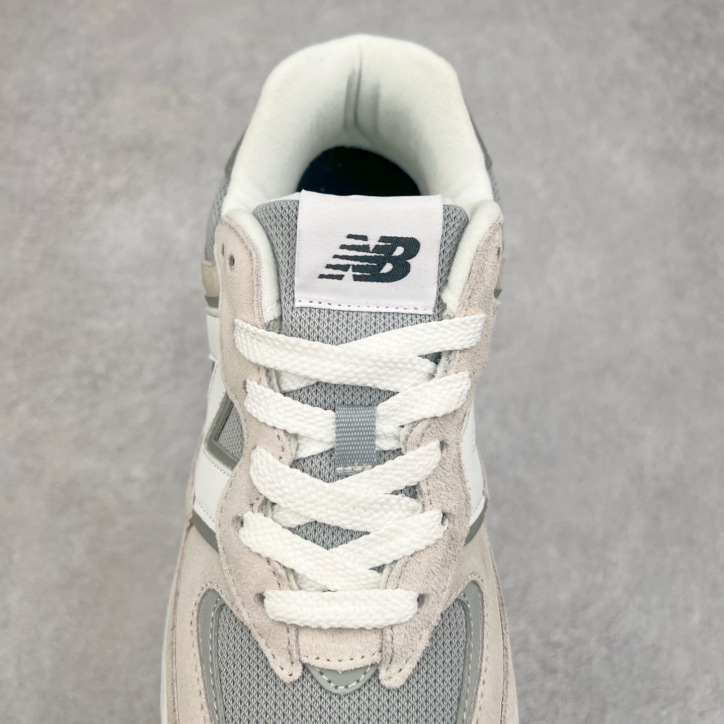图片[5]-＃福利特价 New Balance/新百伦 NB5740系列 复古休闲运动跑鞋 特别以1988年首度面世的经典574作为设计蓝本 保留574简约易衬的80s鞋型轮廓 同时再加以向90年代特立独行的抢眼美学致敬 凭借多种严选的优质素材重塑出让人耳目一新又充满层次感的革新中低结构 另一方面 为呼应90年代的巨大化潮流 鞋侧也点题采用了相应的巨大化N字Logo 并且加上反光细节点缀 再结合同样启发自574并经过改良的抓地鞋底 可谓集结两大年代的注目设计元素 尺码：36 36.5 37 37.5 38 38.5 39 40 40.5 41 42 42.5 43 44 45-选品中心