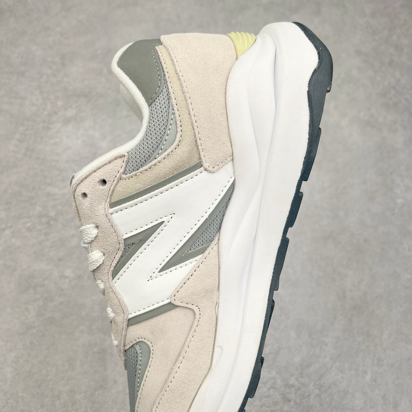 图片[7]-＃福利特价 New Balance/新百伦 NB5740系列 复古休闲运动跑鞋 特别以1988年首度面世的经典574作为设计蓝本 保留574简约易衬的80s鞋型轮廓 同时再加以向90年代特立独行的抢眼美学致敬 凭借多种严选的优质素材重塑出让人耳目一新又充满层次感的革新中低结构 另一方面 为呼应90年代的巨大化潮流 鞋侧也点题采用了相应的巨大化N字Logo 并且加上反光细节点缀 再结合同样启发自574并经过改良的抓地鞋底 可谓集结两大年代的注目设计元素 尺码：36 36.5 37 37.5 38 38.5 39 40 40.5 41 42 42.5 43 44 45-选品中心