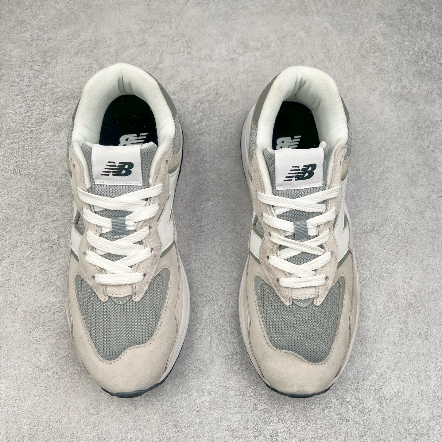 图片[2]-＃福利特价 New Balance/新百伦 NB5740系列 复古休闲运动跑鞋 特别以1988年首度面世的经典574作为设计蓝本 保留574简约易衬的80s鞋型轮廓 同时再加以向90年代特立独行的抢眼美学致敬 凭借多种严选的优质素材重塑出让人耳目一新又充满层次感的革新中低结构 另一方面 为呼应90年代的巨大化潮流 鞋侧也点题采用了相应的巨大化N字Logo 并且加上反光细节点缀 再结合同样启发自574并经过改良的抓地鞋底 可谓集结两大年代的注目设计元素 尺码：36 36.5 37 37.5 38 38.5 39 40 40.5 41 42 42.5 43 44 45-选品中心