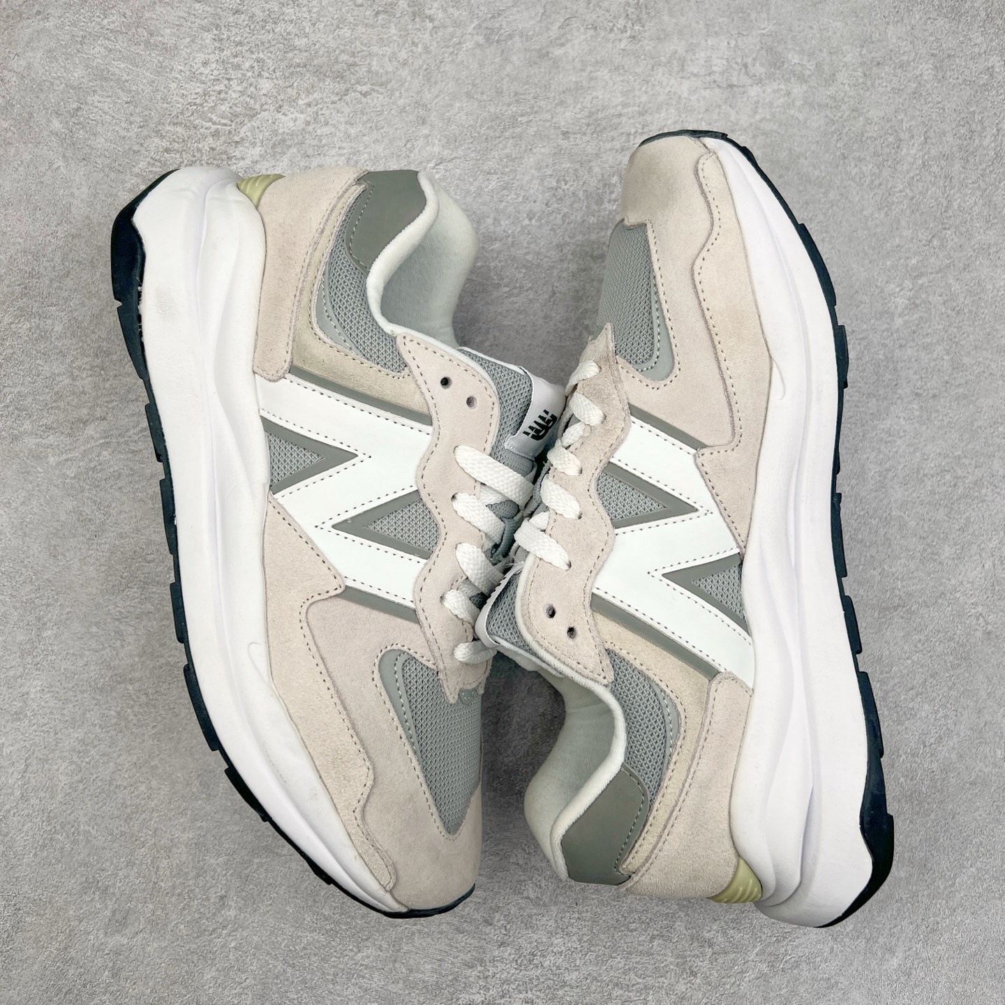 图片[3]-＃福利特价 New Balance/新百伦 NB5740系列 复古休闲运动跑鞋 特别以1988年首度面世的经典574作为设计蓝本 保留574简约易衬的80s鞋型轮廓 同时再加以向90年代特立独行的抢眼美学致敬 凭借多种严选的优质素材重塑出让人耳目一新又充满层次感的革新中低结构 另一方面 为呼应90年代的巨大化潮流 鞋侧也点题采用了相应的巨大化N字Logo 并且加上反光细节点缀 再结合同样启发自574并经过改良的抓地鞋底 可谓集结两大年代的注目设计元素 尺码：36 36.5 37 37.5 38 38.5 39 40 40.5 41 42 42.5 43 44 45-选品中心