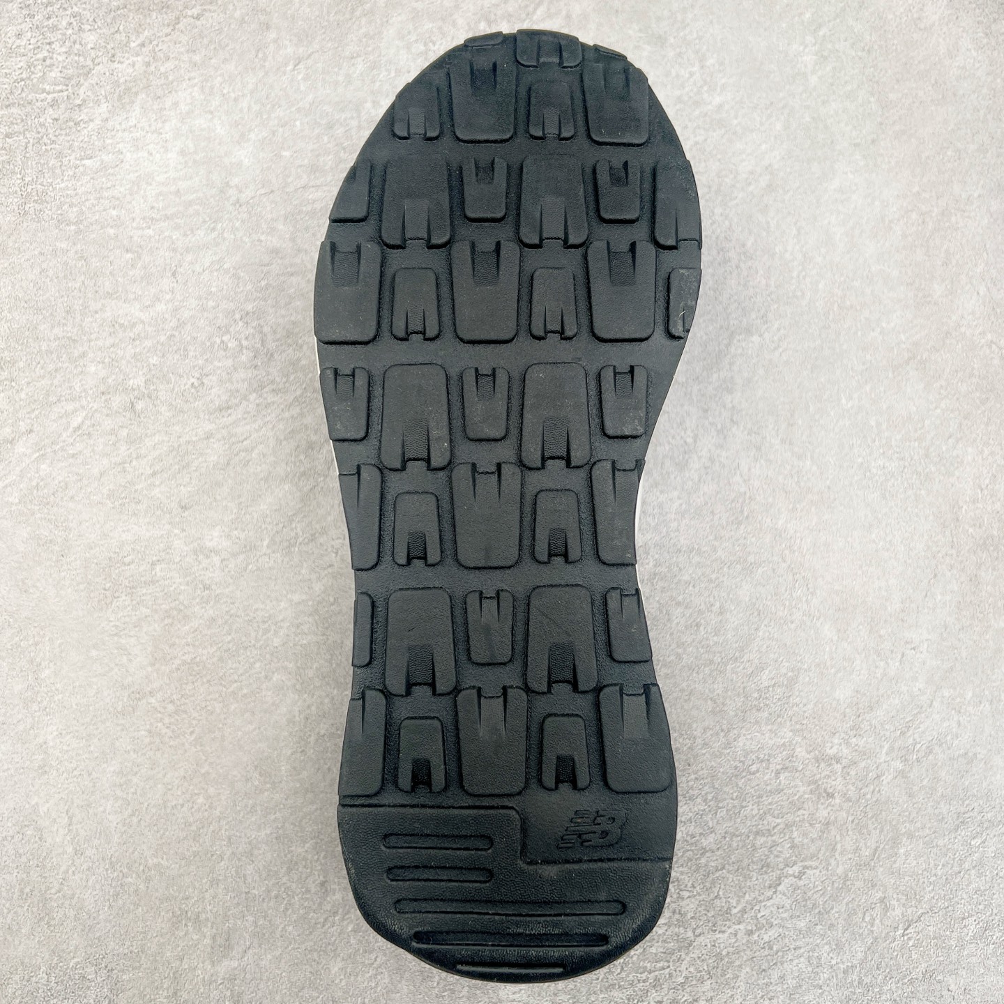 图片[9]-＃福利特价 New Balance/新百伦 NB5740系列 复古休闲运动跑鞋 特别以1988年首度面世的经典574作为设计蓝本 保留574简约易衬的80s鞋型轮廓 同时再加以向90年代特立独行的抢眼美学致敬 凭借多种严选的优质素材重塑出让人耳目一新又充满层次感的革新中低结构 另一方面 为呼应90年代的巨大化潮流 鞋侧也点题采用了相应的巨大化N字Logo 并且加上反光细节点缀 再结合同样启发自574并经过改良的抓地鞋底 可谓集结两大年代的注目设计元素 尺码：36 36.5 37 37.5 38 38.5 39 40 40.5 41 42 42.5 43 44 45-选品中心