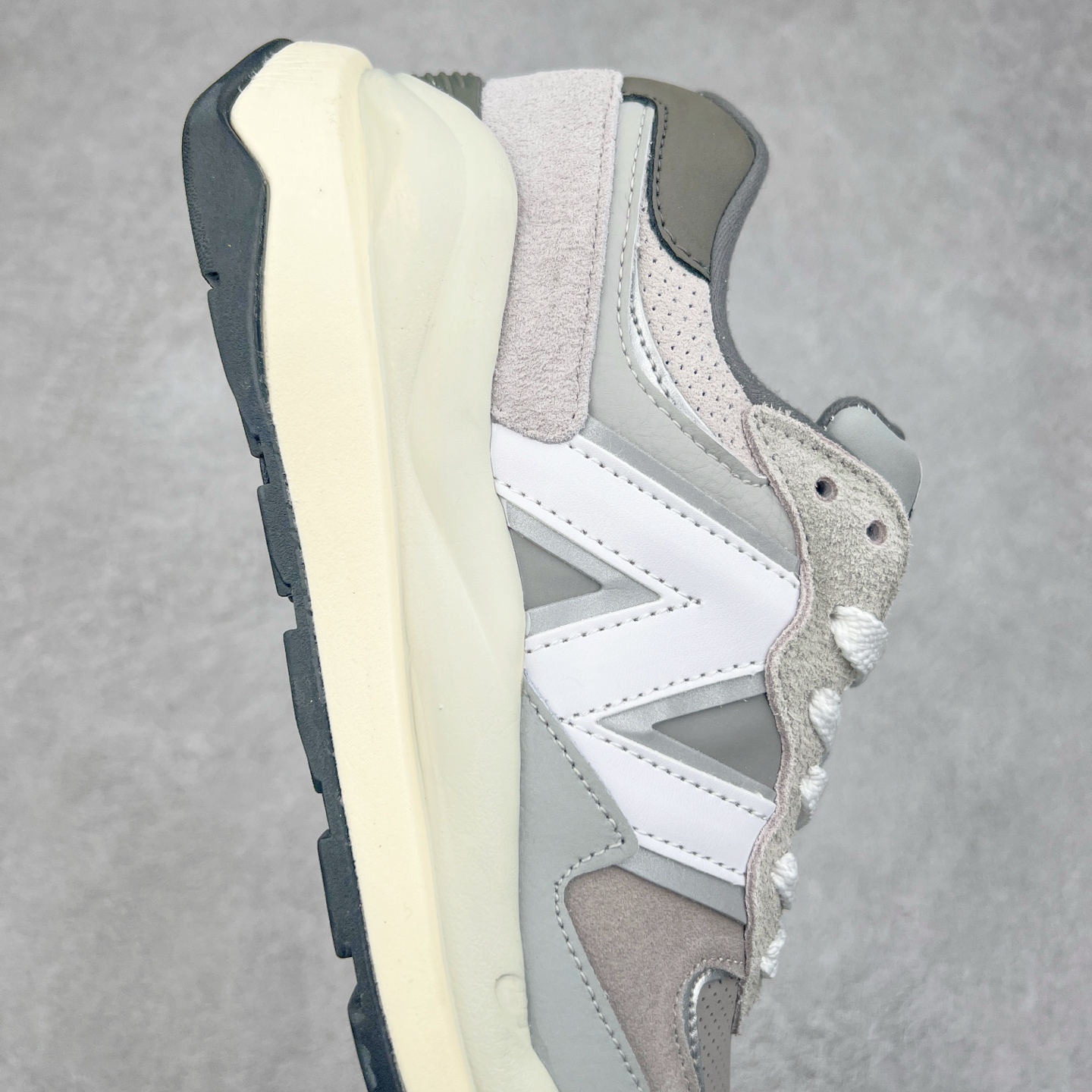 图片[6]-＃福利特价 New Balance/新百伦 NB5740系列 复古休闲运动跑鞋 特别以1988年首度面世的经典574作为设计蓝本 保留574简约易衬的80s鞋型轮廓 同时再加以向90年代特立独行的抢眼美学致敬 凭借多种严选的优质素材重塑出让人耳目一新又充满层次感的革新中低结构 另一方面 为呼应90年代的巨大化潮流 鞋侧也点题采用了相应的巨大化N字Logo 并且加上反光细节点缀 再结合同样启发自574并经过改良的抓地鞋底 可谓集结两大年代的注目设计元素 尺码：36 36.5 37 37.5 38 38.5 39 40 40.5 41 42 42.5 43 44 45-选品中心