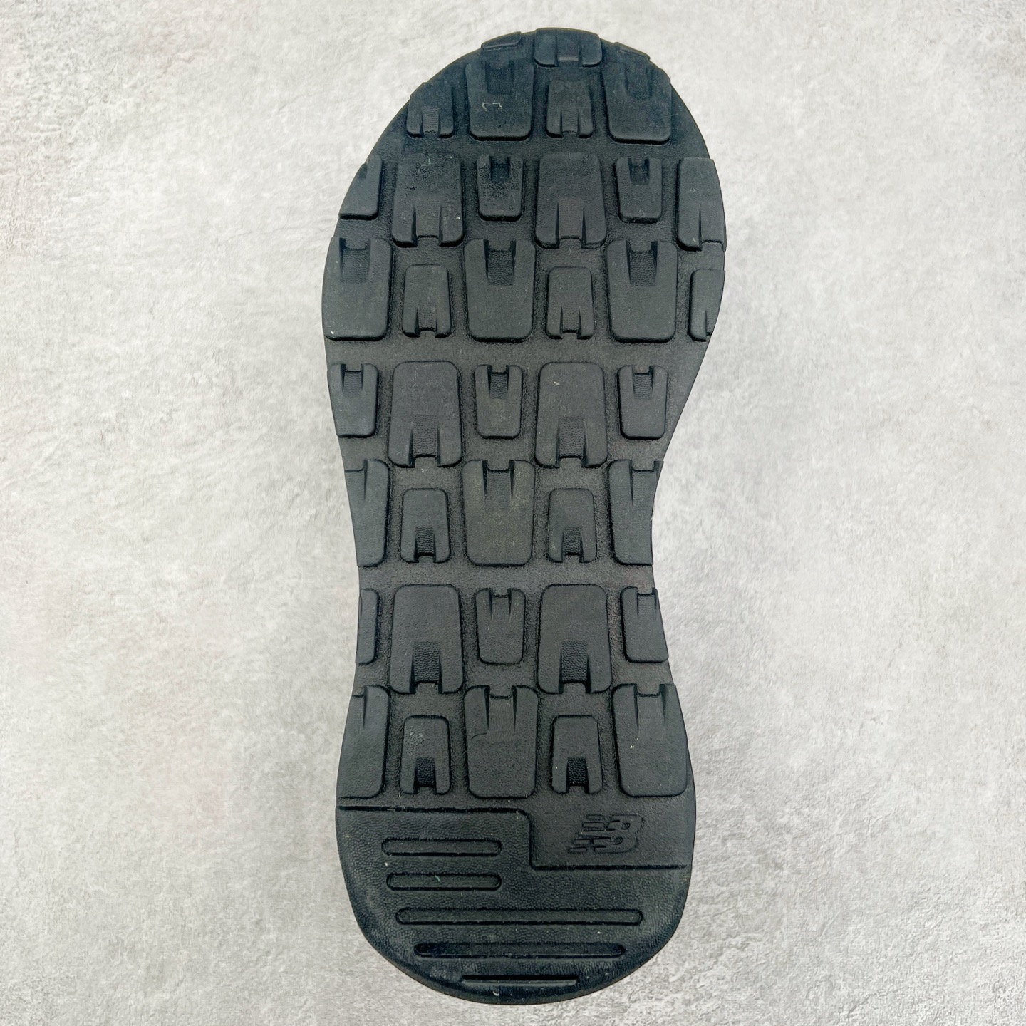 图片[9]-＃福利特价 New Balance/新百伦 NB5740系列 复古休闲运动跑鞋 特别以1988年首度面世的经典574作为设计蓝本 保留574简约易衬的80s鞋型轮廓 同时再加以向90年代特立独行的抢眼美学致敬 凭借多种严选的优质素材重塑出让人耳目一新又充满层次感的革新中低结构 另一方面 为呼应90年代的巨大化潮流 鞋侧也点题采用了相应的巨大化N字Logo 并且加上反光细节点缀 再结合同样启发自574并经过改良的抓地鞋底 可谓集结两大年代的注目设计元素 尺码：36 36.5 37 37.5 38 38.5 39 40 40.5 41 42 42.5 43 44 45-选品中心