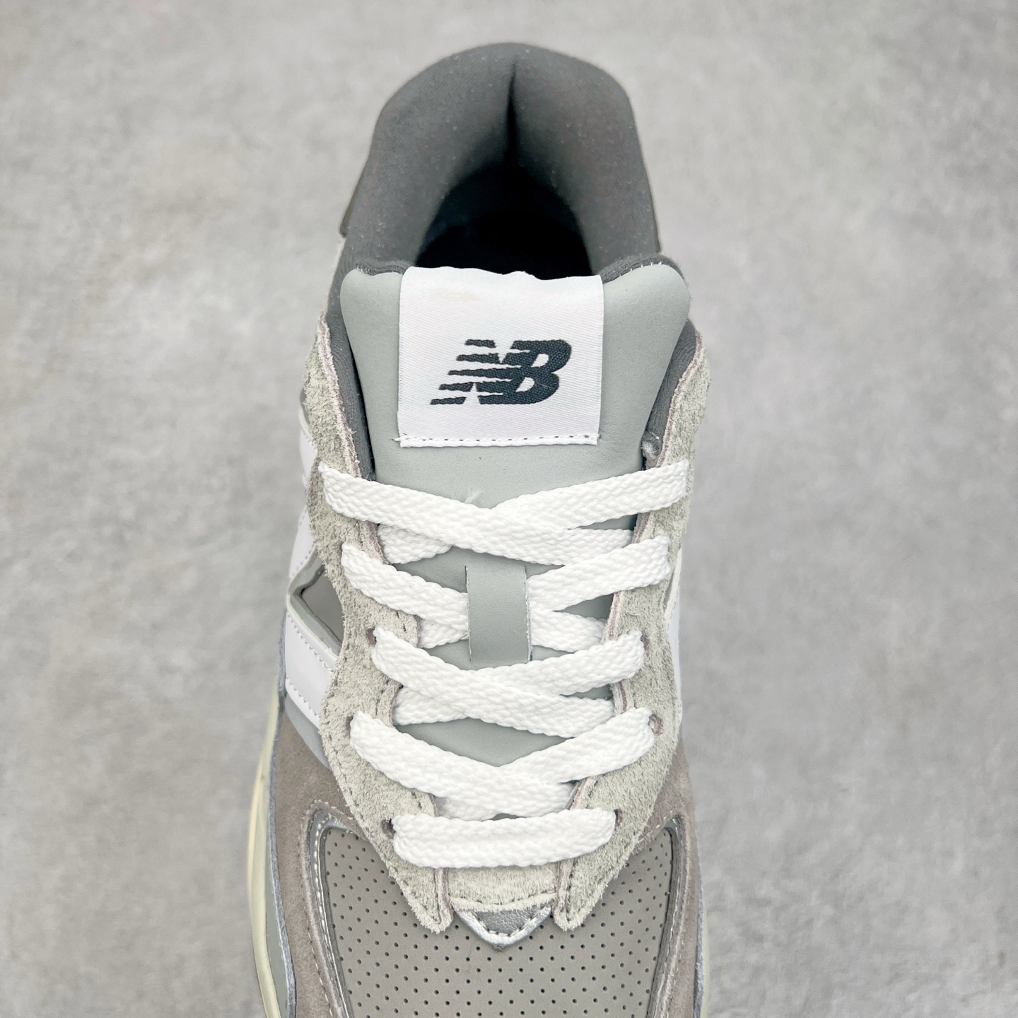 图片[5]-＃福利特价 New Balance/新百伦 NB5740系列 复古休闲运动跑鞋 特别以1988年首度面世的经典574作为设计蓝本 保留574简约易衬的80s鞋型轮廓 同时再加以向90年代特立独行的抢眼美学致敬 凭借多种严选的优质素材重塑出让人耳目一新又充满层次感的革新中低结构 另一方面 为呼应90年代的巨大化潮流 鞋侧也点题采用了相应的巨大化N字Logo 并且加上反光细节点缀 再结合同样启发自574并经过改良的抓地鞋底 可谓集结两大年代的注目设计元素 尺码：36 36.5 37 37.5 38 38.5 39 40 40.5 41 42 42.5 43 44 45-选品中心