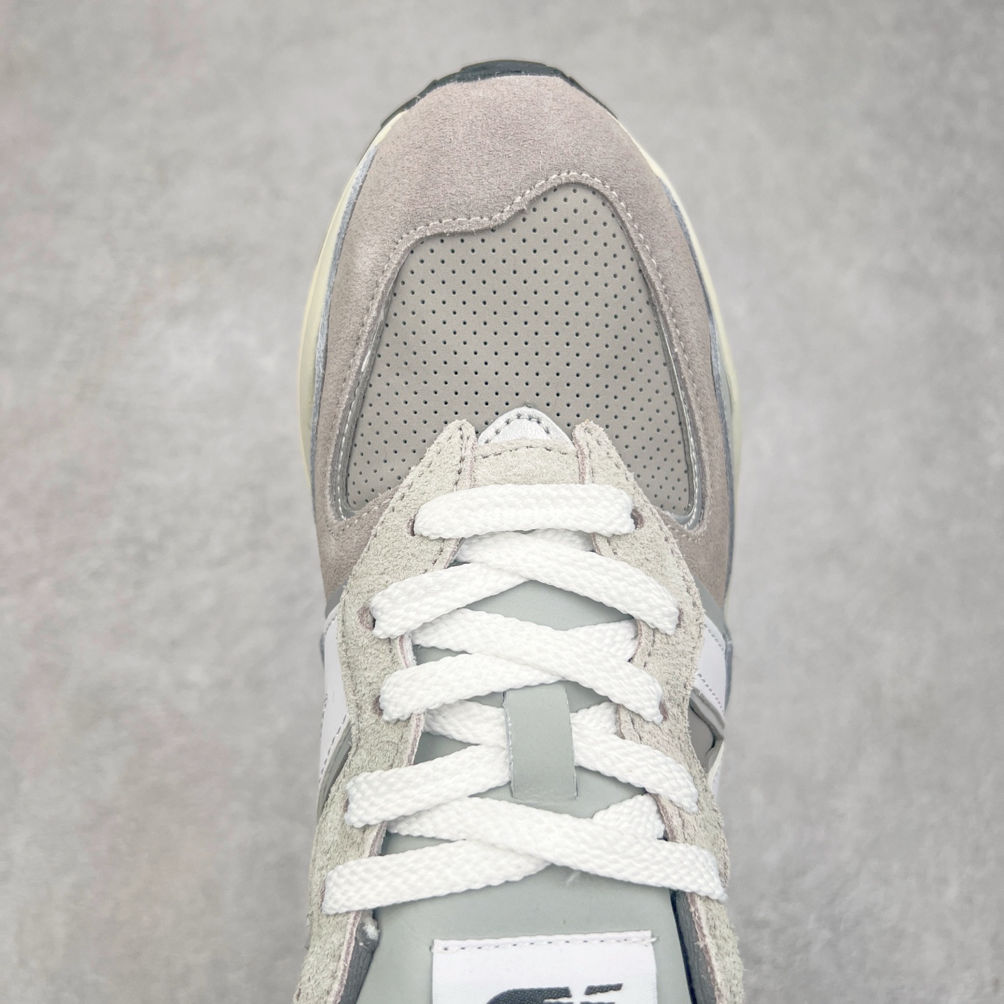 图片[4]-＃福利特价 New Balance/新百伦 NB5740系列 复古休闲运动跑鞋 特别以1988年首度面世的经典574作为设计蓝本 保留574简约易衬的80s鞋型轮廓 同时再加以向90年代特立独行的抢眼美学致敬 凭借多种严选的优质素材重塑出让人耳目一新又充满层次感的革新中低结构 另一方面 为呼应90年代的巨大化潮流 鞋侧也点题采用了相应的巨大化N字Logo 并且加上反光细节点缀 再结合同样启发自574并经过改良的抓地鞋底 可谓集结两大年代的注目设计元素 尺码：36 36.5 37 37.5 38 38.5 39 40 40.5 41 42 42.5 43 44 45-选品中心