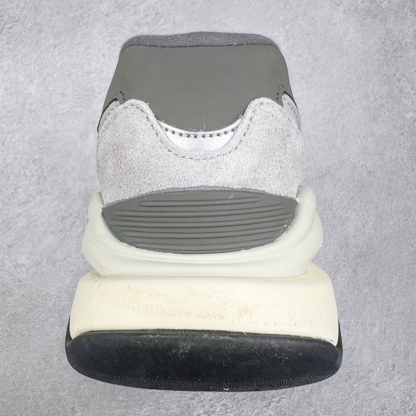 图片[8]-＃福利特价 New Balance/新百伦 NB5740系列 复古休闲运动跑鞋 特别以1988年首度面世的经典574作为设计蓝本 保留574简约易衬的80s鞋型轮廓 同时再加以向90年代特立独行的抢眼美学致敬 凭借多种严选的优质素材重塑出让人耳目一新又充满层次感的革新中低结构 另一方面 为呼应90年代的巨大化潮流 鞋侧也点题采用了相应的巨大化N字Logo 并且加上反光细节点缀 再结合同样启发自574并经过改良的抓地鞋底 可谓集结两大年代的注目设计元素 尺码：36 36.5 37 37.5 38 38.5 39 40 40.5 41 42 42.5 43 44 45-选品中心