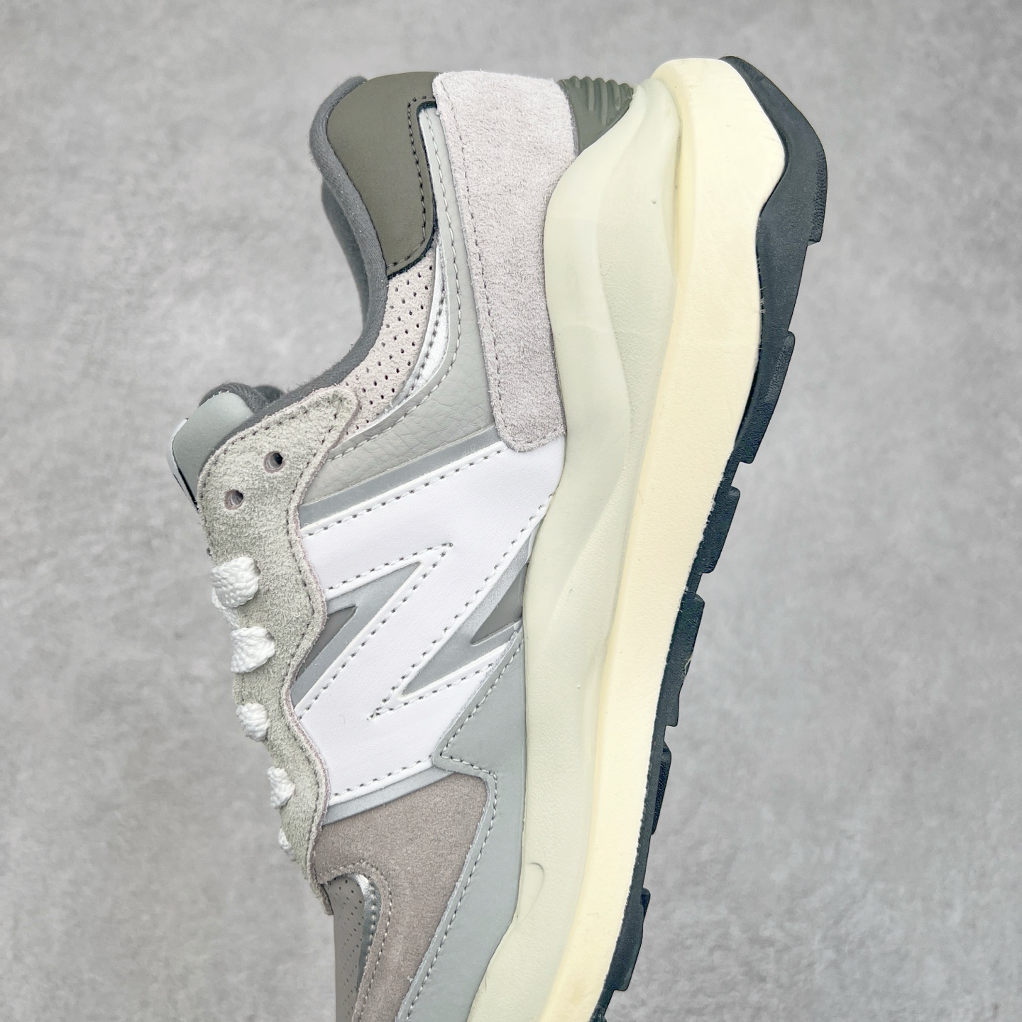 图片[7]-＃福利特价 New Balance/新百伦 NB5740系列 复古休闲运动跑鞋 特别以1988年首度面世的经典574作为设计蓝本 保留574简约易衬的80s鞋型轮廓 同时再加以向90年代特立独行的抢眼美学致敬 凭借多种严选的优质素材重塑出让人耳目一新又充满层次感的革新中低结构 另一方面 为呼应90年代的巨大化潮流 鞋侧也点题采用了相应的巨大化N字Logo 并且加上反光细节点缀 再结合同样启发自574并经过改良的抓地鞋底 可谓集结两大年代的注目设计元素 尺码：36 36.5 37 37.5 38 38.5 39 40 40.5 41 42 42.5 43 44 45-选品中心