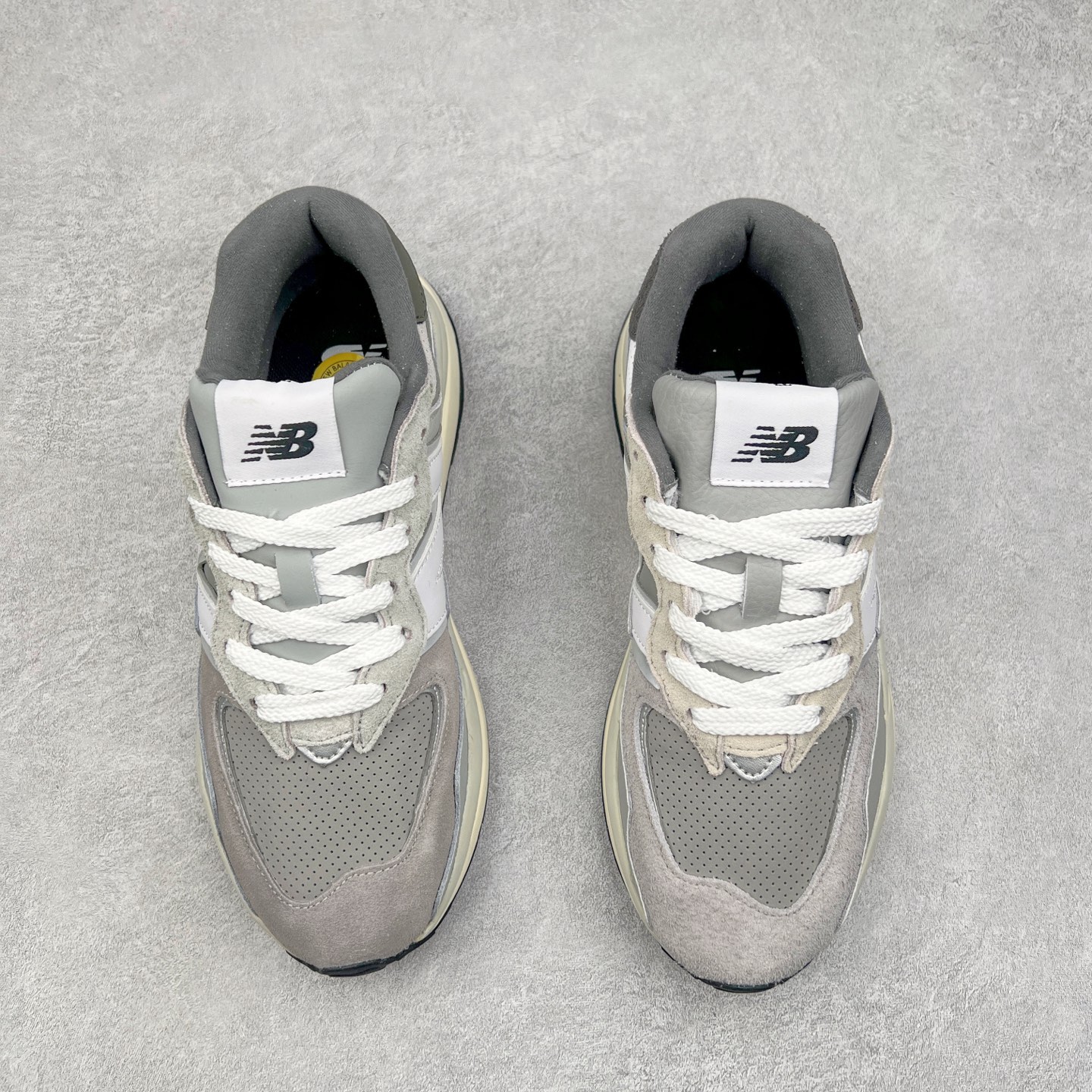 图片[2]-＃福利特价 New Balance/新百伦 NB5740系列 复古休闲运动跑鞋 特别以1988年首度面世的经典574作为设计蓝本 保留574简约易衬的80s鞋型轮廓 同时再加以向90年代特立独行的抢眼美学致敬 凭借多种严选的优质素材重塑出让人耳目一新又充满层次感的革新中低结构 另一方面 为呼应90年代的巨大化潮流 鞋侧也点题采用了相应的巨大化N字Logo 并且加上反光细节点缀 再结合同样启发自574并经过改良的抓地鞋底 可谓集结两大年代的注目设计元素 尺码：36 36.5 37 37.5 38 38.5 39 40 40.5 41 42 42.5 43 44 45-选品中心