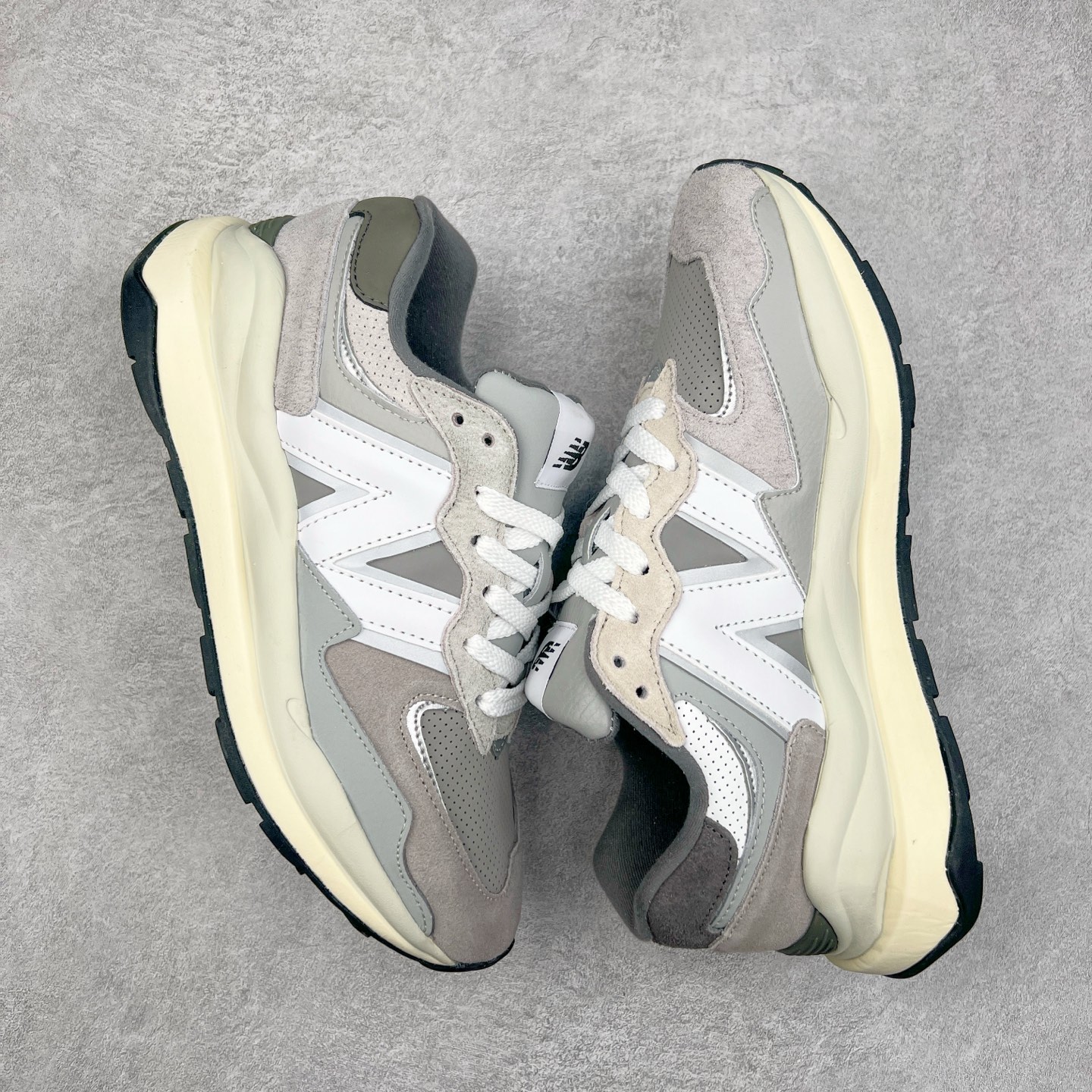 图片[3]-＃福利特价 New Balance/新百伦 NB5740系列 复古休闲运动跑鞋 特别以1988年首度面世的经典574作为设计蓝本 保留574简约易衬的80s鞋型轮廓 同时再加以向90年代特立独行的抢眼美学致敬 凭借多种严选的优质素材重塑出让人耳目一新又充满层次感的革新中低结构 另一方面 为呼应90年代的巨大化潮流 鞋侧也点题采用了相应的巨大化N字Logo 并且加上反光细节点缀 再结合同样启发自574并经过改良的抓地鞋底 可谓集结两大年代的注目设计元素 尺码：36 36.5 37 37.5 38 38.5 39 40 40.5 41 42 42.5 43 44 45-选品中心