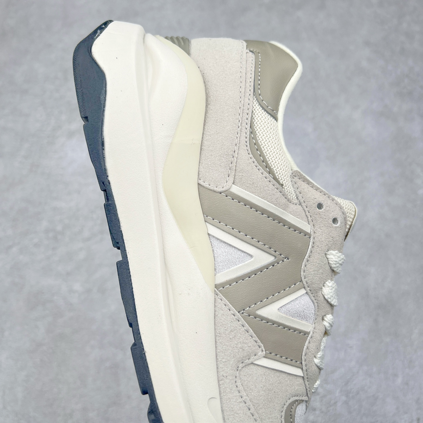 图片[6]-＃福利特价 New Balance/新百伦 NB5740系列 复古休闲运动跑鞋 特别以1988年首度面世的经典574作为设计蓝本 保留574简约易衬的80s鞋型轮廓 同时再加以向90年代特立独行的抢眼美学致敬 凭借多种严选的优质素材重塑出让人耳目一新又充满层次感的革新中低结构 另一方面 为呼应90年代的巨大化潮流 鞋侧也点题采用了相应的巨大化N字Logo 并且加上反光细节点缀 再结合同样启发自574并经过改良的抓地鞋底 可谓集结两大年代的注目设计元素 尺码：36 36.5 37 37.5 38 38.5 39 40 40.5 41 42 42.5 43 44 45-选品中心