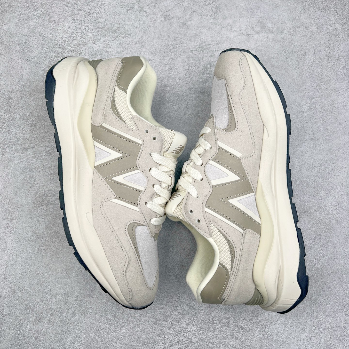 图片[3]-＃福利特价 New Balance/新百伦 NB5740系列 复古休闲运动跑鞋 特别以1988年首度面世的经典574作为设计蓝本 保留574简约易衬的80s鞋型轮廓 同时再加以向90年代特立独行的抢眼美学致敬 凭借多种严选的优质素材重塑出让人耳目一新又充满层次感的革新中低结构 另一方面 为呼应90年代的巨大化潮流 鞋侧也点题采用了相应的巨大化N字Logo 并且加上反光细节点缀 再结合同样启发自574并经过改良的抓地鞋底 可谓集结两大年代的注目设计元素 尺码：36 36.5 37 37.5 38 38.5 39 40 40.5 41 42 42.5 43 44 45-选品中心