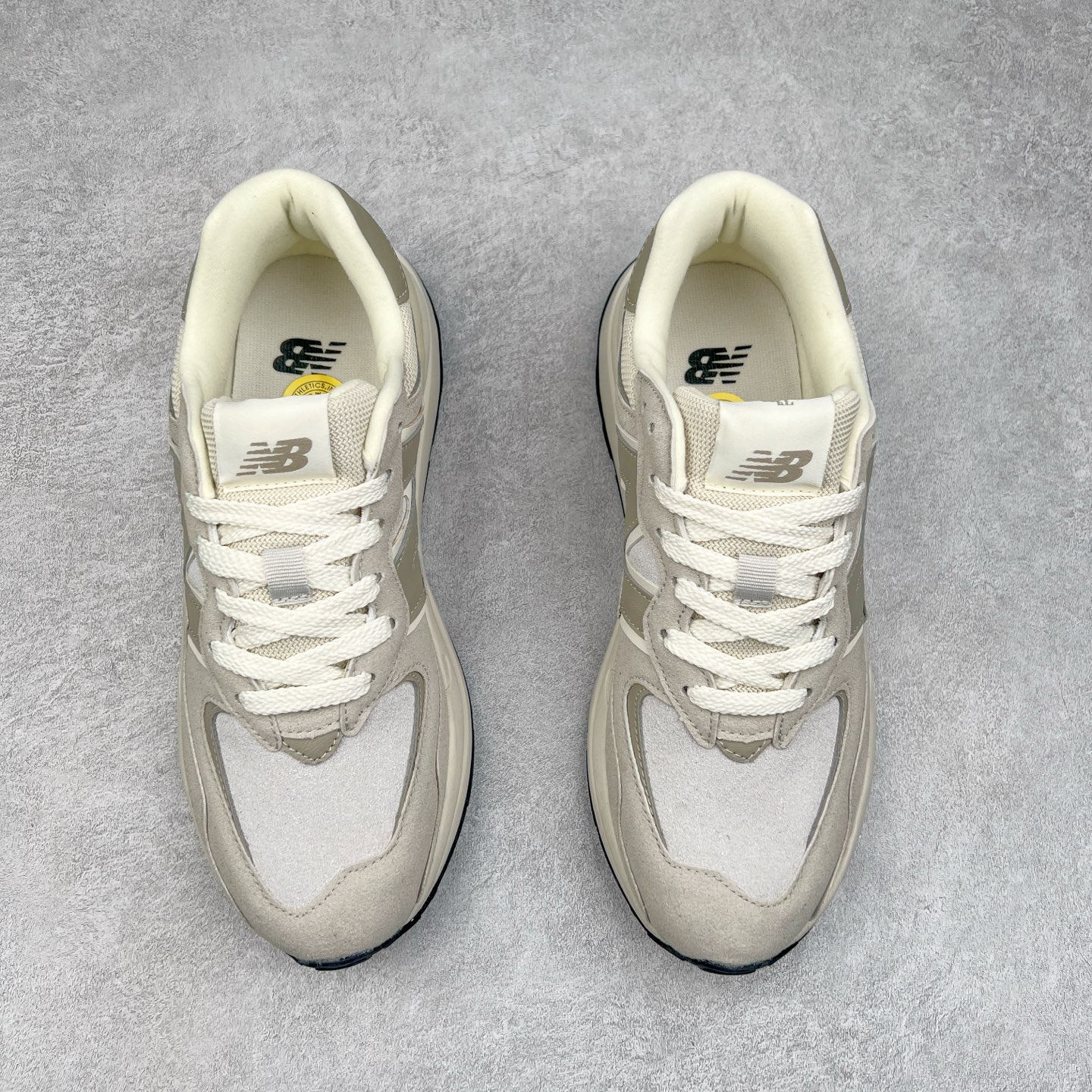 图片[2]-＃福利特价 New Balance/新百伦 NB5740系列 复古休闲运动跑鞋 特别以1988年首度面世的经典574作为设计蓝本 保留574简约易衬的80s鞋型轮廓 同时再加以向90年代特立独行的抢眼美学致敬 凭借多种严选的优质素材重塑出让人耳目一新又充满层次感的革新中低结构 另一方面 为呼应90年代的巨大化潮流 鞋侧也点题采用了相应的巨大化N字Logo 并且加上反光细节点缀 再结合同样启发自574并经过改良的抓地鞋底 可谓集结两大年代的注目设计元素 尺码：36 36.5 37 37.5 38 38.5 39 40 40.5 41 42 42.5 43 44 45-选品中心