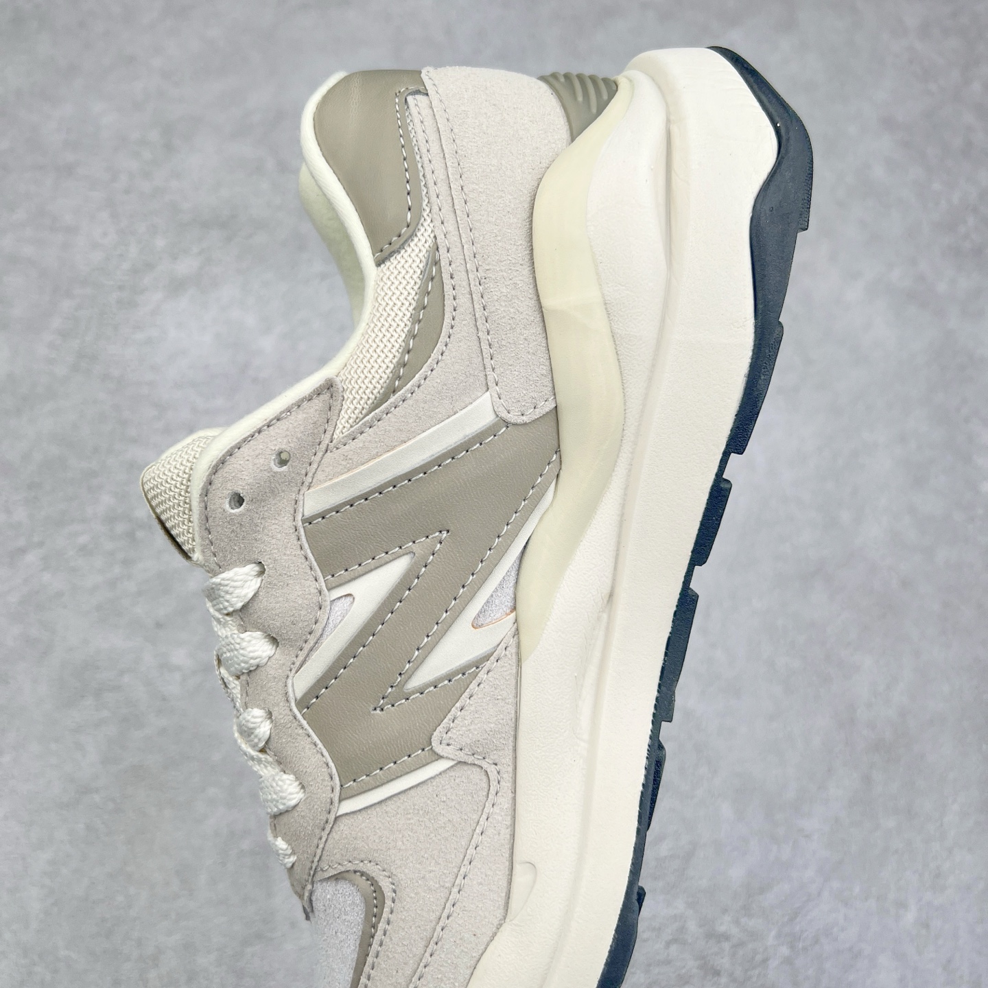 图片[7]-＃福利特价 New Balance/新百伦 NB5740系列 复古休闲运动跑鞋 特别以1988年首度面世的经典574作为设计蓝本 保留574简约易衬的80s鞋型轮廓 同时再加以向90年代特立独行的抢眼美学致敬 凭借多种严选的优质素材重塑出让人耳目一新又充满层次感的革新中低结构 另一方面 为呼应90年代的巨大化潮流 鞋侧也点题采用了相应的巨大化N字Logo 并且加上反光细节点缀 再结合同样启发自574并经过改良的抓地鞋底 可谓集结两大年代的注目设计元素 尺码：36 36.5 37 37.5 38 38.5 39 40 40.5 41 42 42.5 43 44 45-选品中心