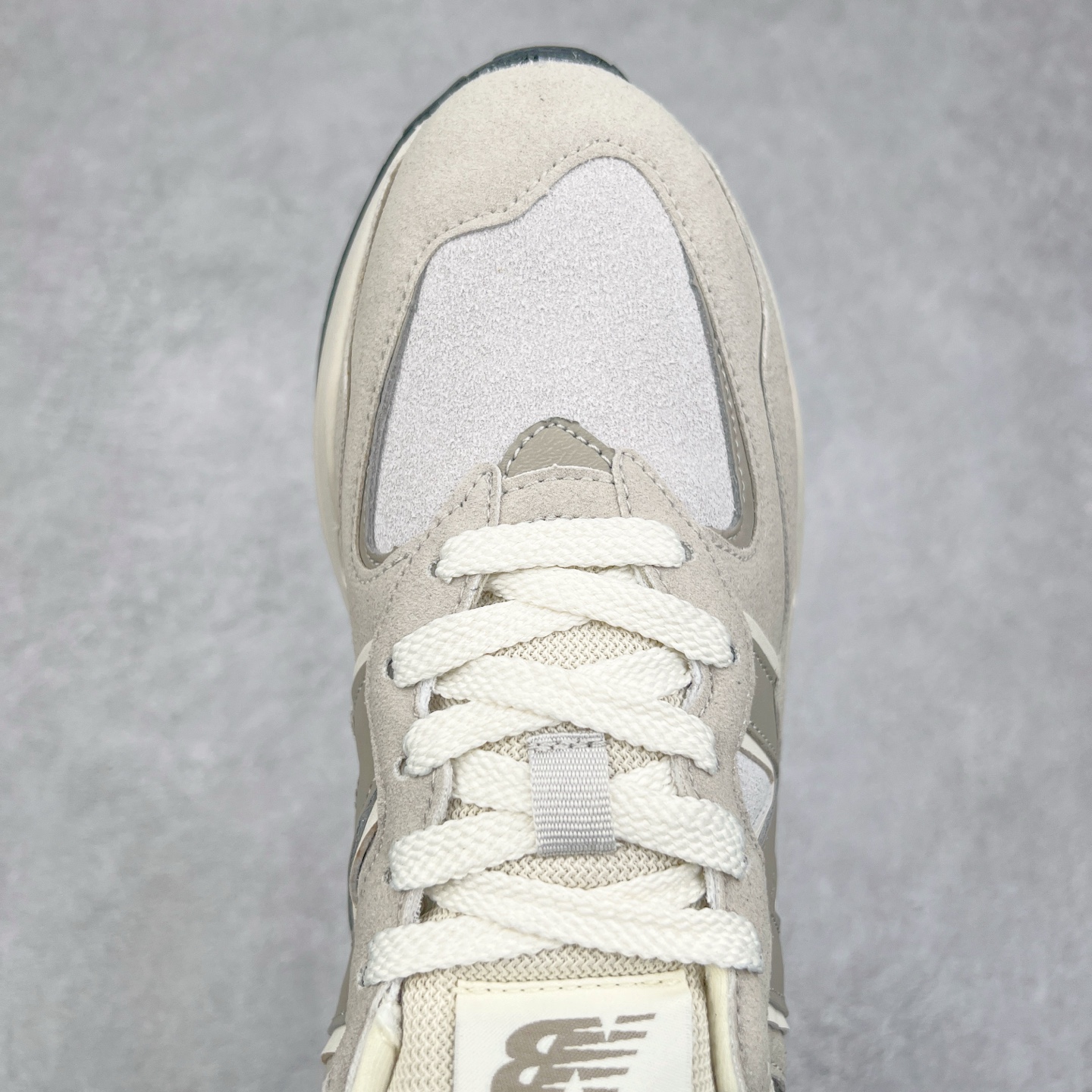 图片[4]-＃福利特价 New Balance/新百伦 NB5740系列 复古休闲运动跑鞋 特别以1988年首度面世的经典574作为设计蓝本 保留574简约易衬的80s鞋型轮廓 同时再加以向90年代特立独行的抢眼美学致敬 凭借多种严选的优质素材重塑出让人耳目一新又充满层次感的革新中低结构 另一方面 为呼应90年代的巨大化潮流 鞋侧也点题采用了相应的巨大化N字Logo 并且加上反光细节点缀 再结合同样启发自574并经过改良的抓地鞋底 可谓集结两大年代的注目设计元素 尺码：36 36.5 37 37.5 38 38.5 39 40 40.5 41 42 42.5 43 44 45-选品中心