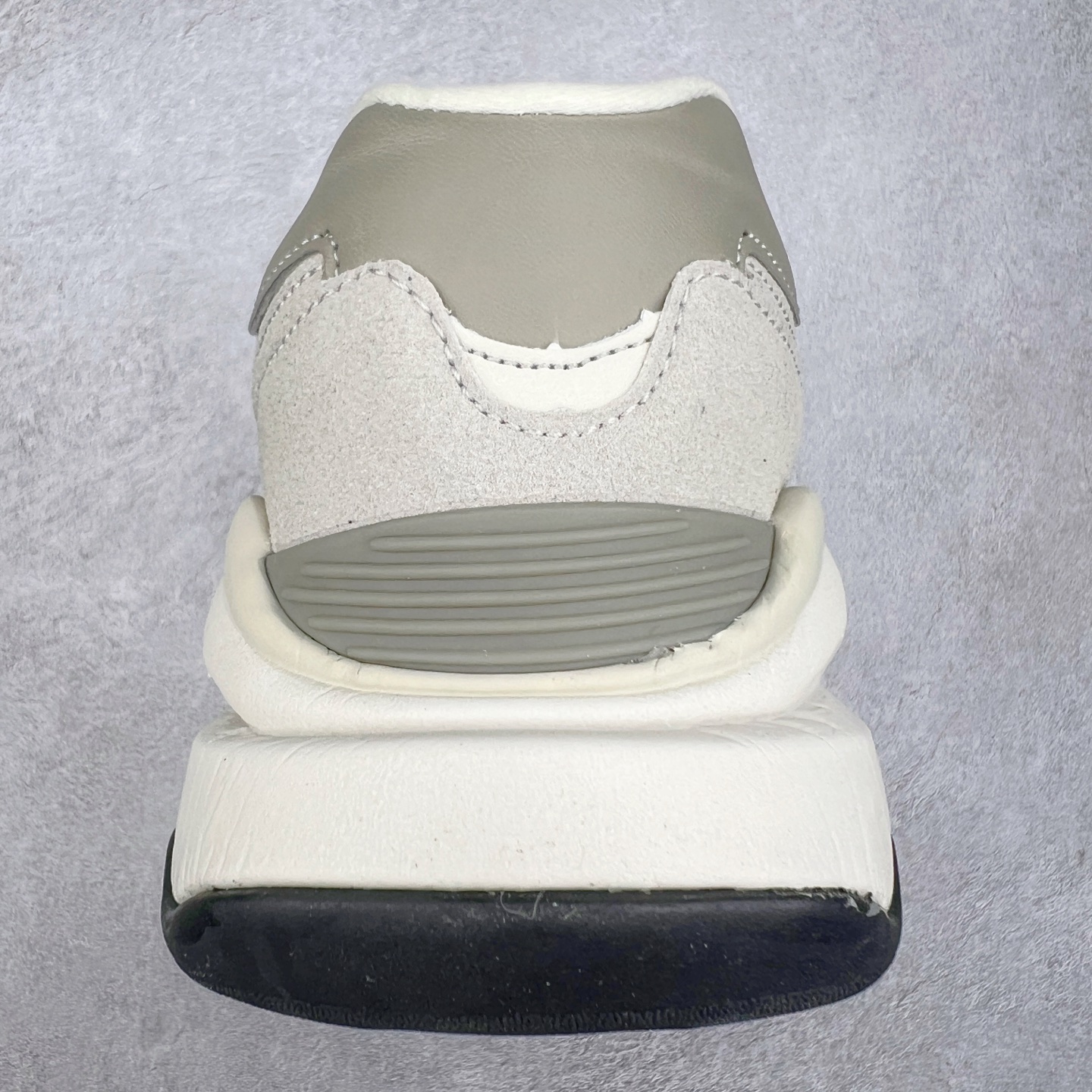 图片[8]-＃福利特价 New Balance/新百伦 NB5740系列 复古休闲运动跑鞋 特别以1988年首度面世的经典574作为设计蓝本 保留574简约易衬的80s鞋型轮廓 同时再加以向90年代特立独行的抢眼美学致敬 凭借多种严选的优质素材重塑出让人耳目一新又充满层次感的革新中低结构 另一方面 为呼应90年代的巨大化潮流 鞋侧也点题采用了相应的巨大化N字Logo 并且加上反光细节点缀 再结合同样启发自574并经过改良的抓地鞋底 可谓集结两大年代的注目设计元素 尺码：36 36.5 37 37.5 38 38.5 39 40 40.5 41 42 42.5 43 44 45-选品中心