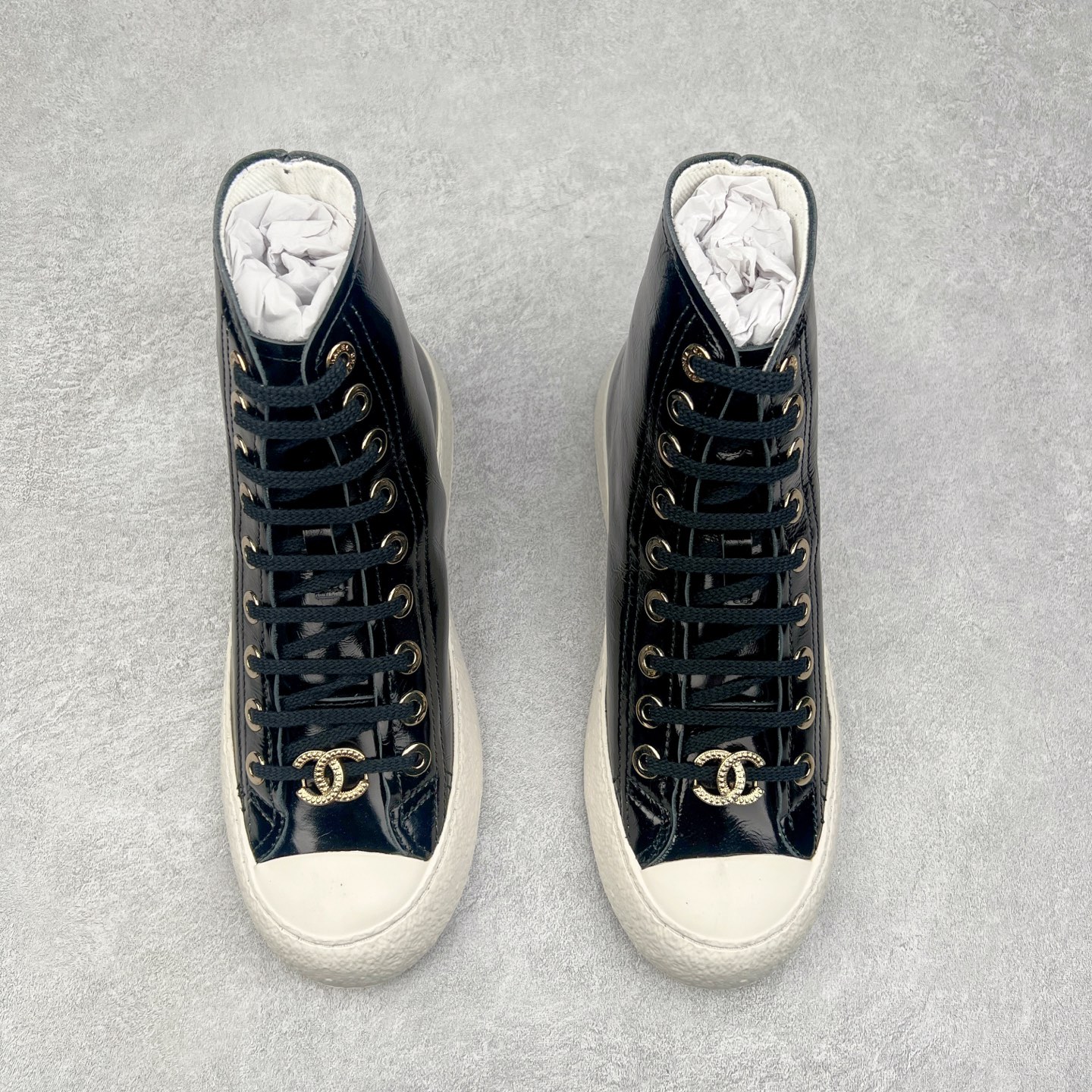 图片[2]-Chanel香奈儿24SS最新款 全皮 熊猫配色 小白鞋 休闲 运动鞋 滑板鞋 原版购入开发做货 小香 C家 专柜又一超级大爆款 网红博主小姐姐们的挚爱 社交平台的各种夸赞 人气超高质感透气超级春夏 看到这期总能唤起少女内心对时髦的诉求 最新小牛皮材质 经典黑白配色 上脚时髦感十足 容易打理 配送专柜精美包装🛍📦 ▪面料： 原版定制进口牛皮材质 ▪内里：定制柔软羊皮里 ▪鞋底：原版开模TPU防滑大底 ▪底厚：2.5CM 尺码： 35-40-选品中心