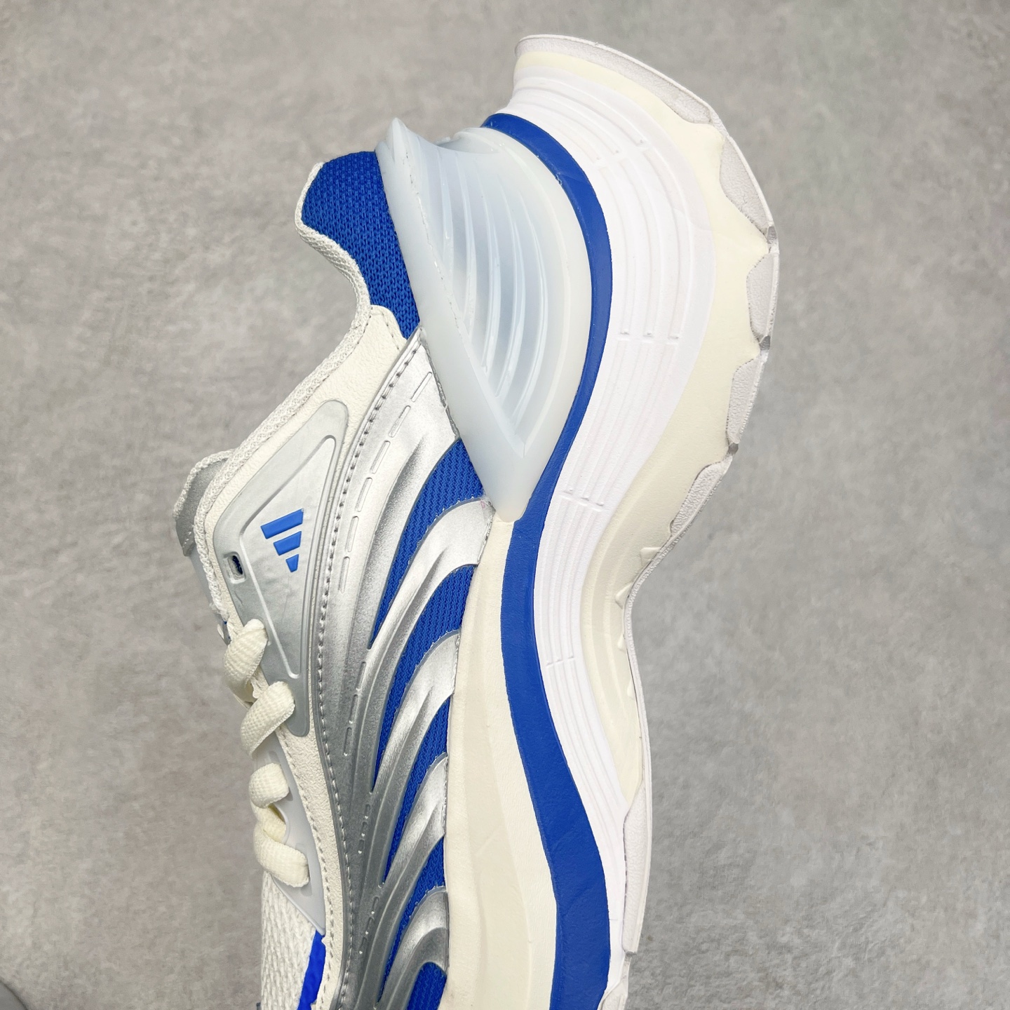 图片[7]-AD XLG MTW系列 舒适百搭防滑耐磨低帮跑步鞋老爹鞋 JS1502 鞋面采用贯穿式银条 完整的线条流畅度带来充分的视觉享受 鞋舌若隐若现的LOGO充满神秘感 夸张的鞋后跟幅度设计 线条感延伸至后跟标志三条杆彰显adidas调性 中底采用LIGHT STRIKE科技 在满足穿搭属性的同时提供舒适的脚感 完整的流线型设计语言 从鞋面贯穿到鞋底以及鞋花纹路 颜值与实力兼具 秀场与日常皆融 未来已来 让我们继续期待 实拍调校N版已经零色差零失真 百分百还原实物色彩所见即所得 不存在货不对板色差等低级问题 选购参考实物拍摄 不混卖不参货 只用心做好货严格选品 承诺混一赔十 尺码：36 36.5 37.5 38 38.5 39 40 40.5 41 42 42.5 43 44 44.5 45-选品中心