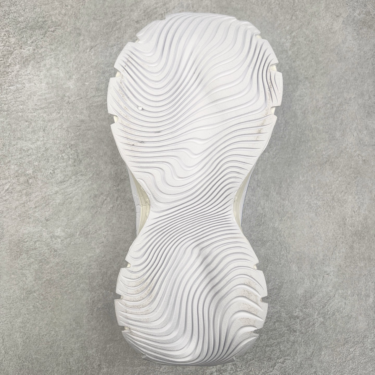 图片[9]-AD XLG MTW系列 舒适百搭防滑耐磨低帮跑步鞋老爹鞋 JS1502 鞋面采用贯穿式银条 完整的线条流畅度带来充分的视觉享受 鞋舌若隐若现的LOGO充满神秘感 夸张的鞋后跟幅度设计 线条感延伸至后跟标志三条杆彰显adidas调性 中底采用LIGHT STRIKE科技 在满足穿搭属性的同时提供舒适的脚感 完整的流线型设计语言 从鞋面贯穿到鞋底以及鞋花纹路 颜值与实力兼具 秀场与日常皆融 未来已来 让我们继续期待 实拍调校N版已经零色差零失真 百分百还原实物色彩所见即所得 不存在货不对板色差等低级问题 选购参考实物拍摄 不混卖不参货 只用心做好货严格选品 承诺混一赔十 尺码：36 36.5 37.5 38 38.5 39 40 40.5 41 42 42.5 43 44 44.5 45-选品中心