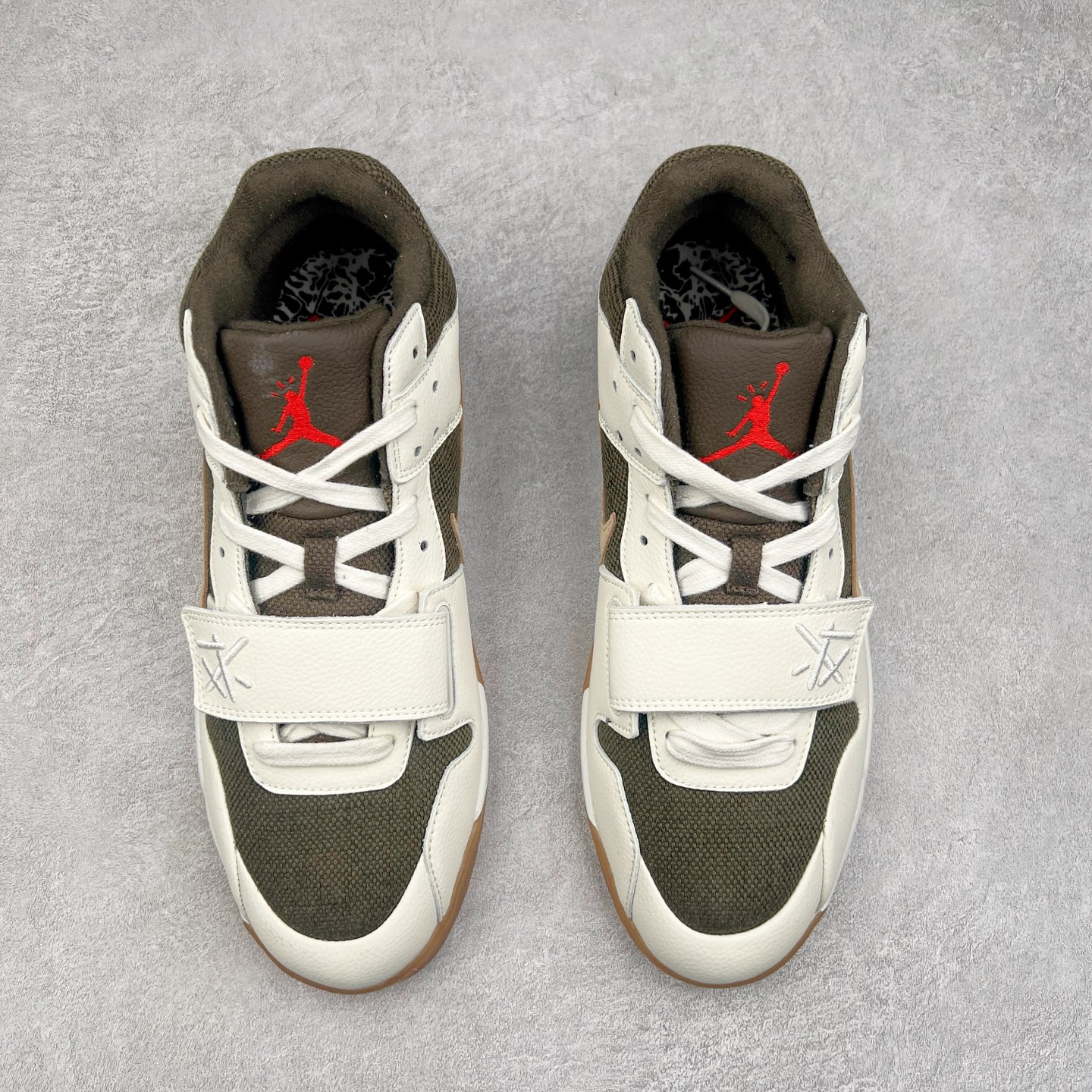 图片[2]-＃福利特价 Travis Scott x Jordan AJ Cut The Check TS倒钩联名魔术贴篮球鞋 FZ8117-100 配色方面采用黑色为底 搭配棕色框架呈现 完美还原了初代倒钩的配色设计 细节方面 标志性的反钩Swoosh采用黑色点缀 鞋面还带有特殊的魔术贴细节 此外在鞋舌、后跟部分均带有Cactus Jack厂牌Logo 彰显鞋款特殊身份 尺码：36 36.5 37.5 38 38.5 39 40 40.5 41 42 42.5 43 44 44.5 45 46 47.5-选品中心