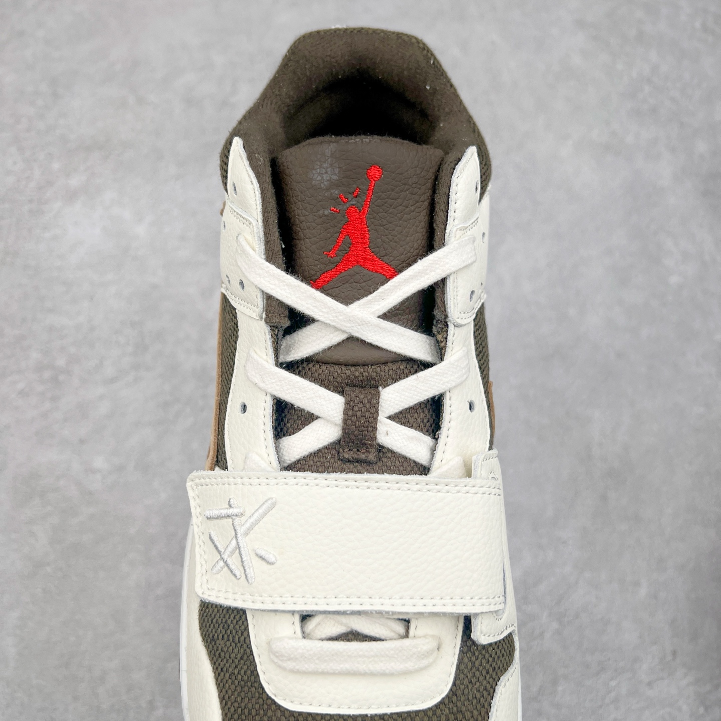 图片[5]-＃福利特价 Travis Scott x Jordan AJ Cut The Check TS倒钩联名魔术贴篮球鞋 FZ8117-100 配色方面采用黑色为底 搭配棕色框架呈现 完美还原了初代倒钩的配色设计 细节方面 标志性的反钩Swoosh采用黑色点缀 鞋面还带有特殊的魔术贴细节 此外在鞋舌、后跟部分均带有Cactus Jack厂牌Logo 彰显鞋款特殊身份 尺码：36 36.5 37.5 38 38.5 39 40 40.5 41 42 42.5 43 44 44.5 45 46 47.5-选品中心