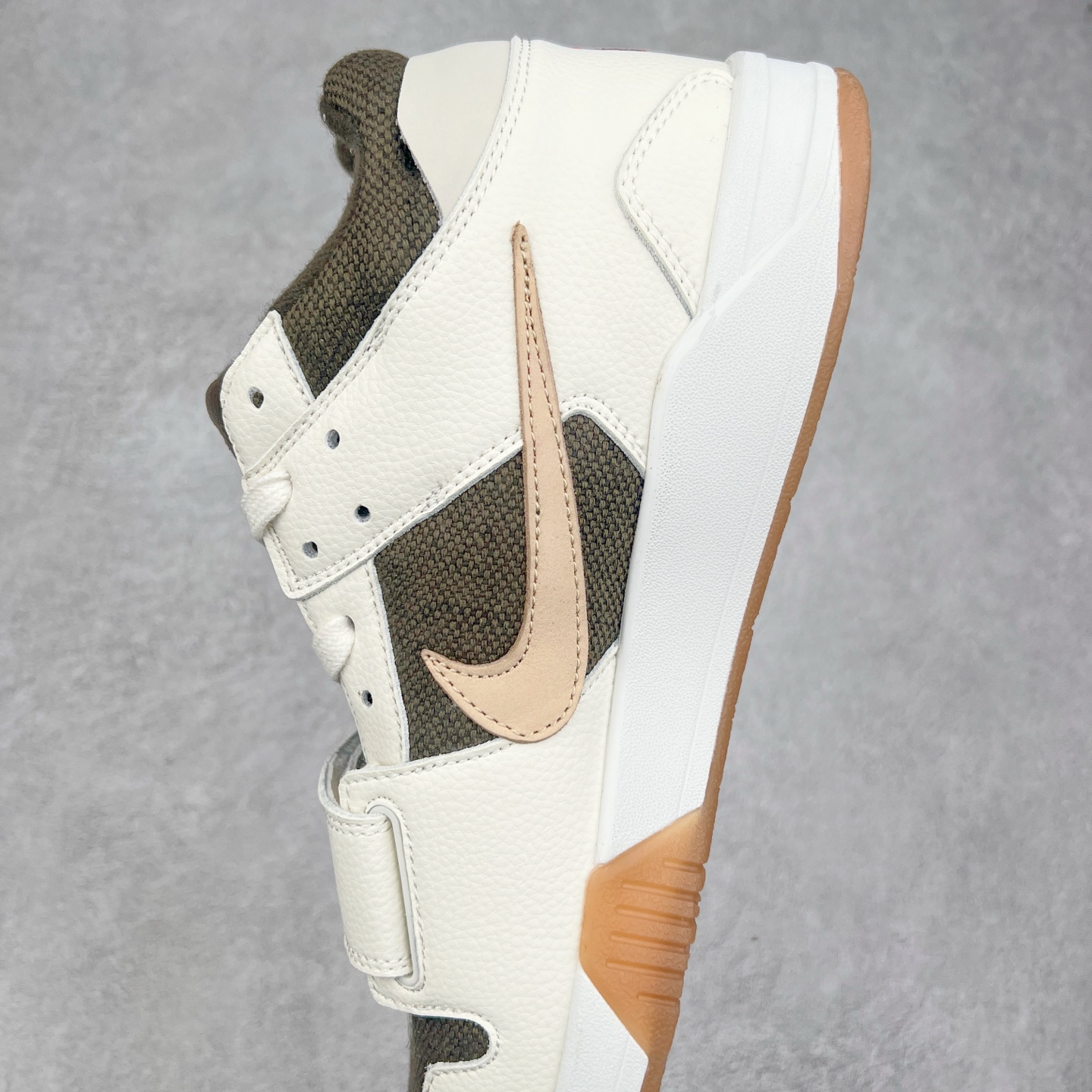 图片[7]-＃福利特价 Travis Scott x Jordan AJ Cut The Check TS倒钩联名魔术贴篮球鞋 FZ8117-100 配色方面采用黑色为底 搭配棕色框架呈现 完美还原了初代倒钩的配色设计 细节方面 标志性的反钩Swoosh采用黑色点缀 鞋面还带有特殊的魔术贴细节 此外在鞋舌、后跟部分均带有Cactus Jack厂牌Logo 彰显鞋款特殊身份 尺码：36 36.5 37.5 38 38.5 39 40 40.5 41 42 42.5 43 44 44.5 45 46 47.5-选品中心