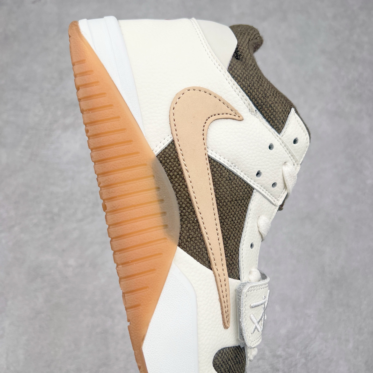 图片[6]-＃福利特价 Travis Scott x Jordan AJ Cut The Check TS倒钩联名魔术贴篮球鞋 FZ8117-100 配色方面采用黑色为底 搭配棕色框架呈现 完美还原了初代倒钩的配色设计 细节方面 标志性的反钩Swoosh采用黑色点缀 鞋面还带有特殊的魔术贴细节 此外在鞋舌、后跟部分均带有Cactus Jack厂牌Logo 彰显鞋款特殊身份 尺码：36 36.5 37.5 38 38.5 39 40 40.5 41 42 42.5 43 44 44.5 45 46 47.5-选品中心