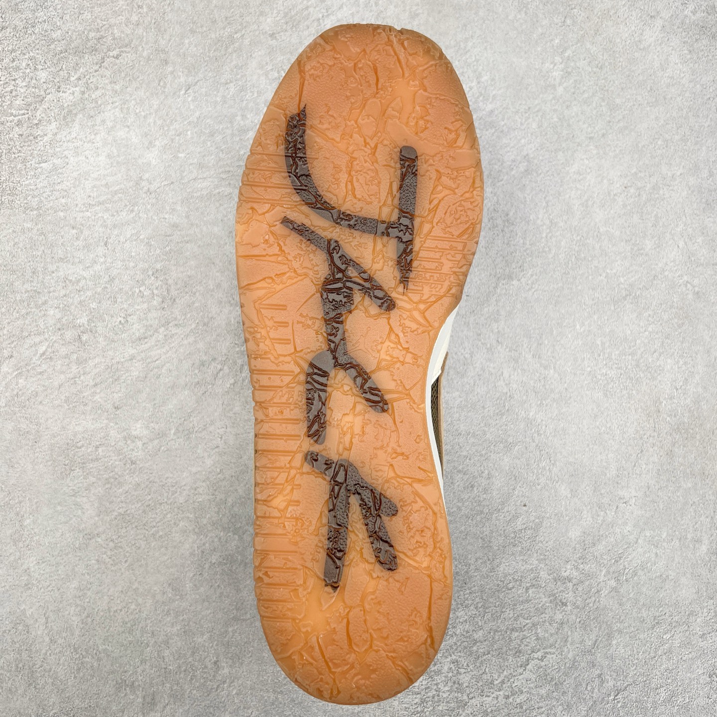 图片[9]-＃福利特价 Travis Scott x Jordan AJ Cut The Check TS倒钩联名魔术贴篮球鞋 FZ8117-100 配色方面采用黑色为底 搭配棕色框架呈现 完美还原了初代倒钩的配色设计 细节方面 标志性的反钩Swoosh采用黑色点缀 鞋面还带有特殊的魔术贴细节 此外在鞋舌、后跟部分均带有Cactus Jack厂牌Logo 彰显鞋款特殊身份 尺码：36 36.5 37.5 38 38.5 39 40 40.5 41 42 42.5 43 44 44.5 45 46 47.5-选品中心