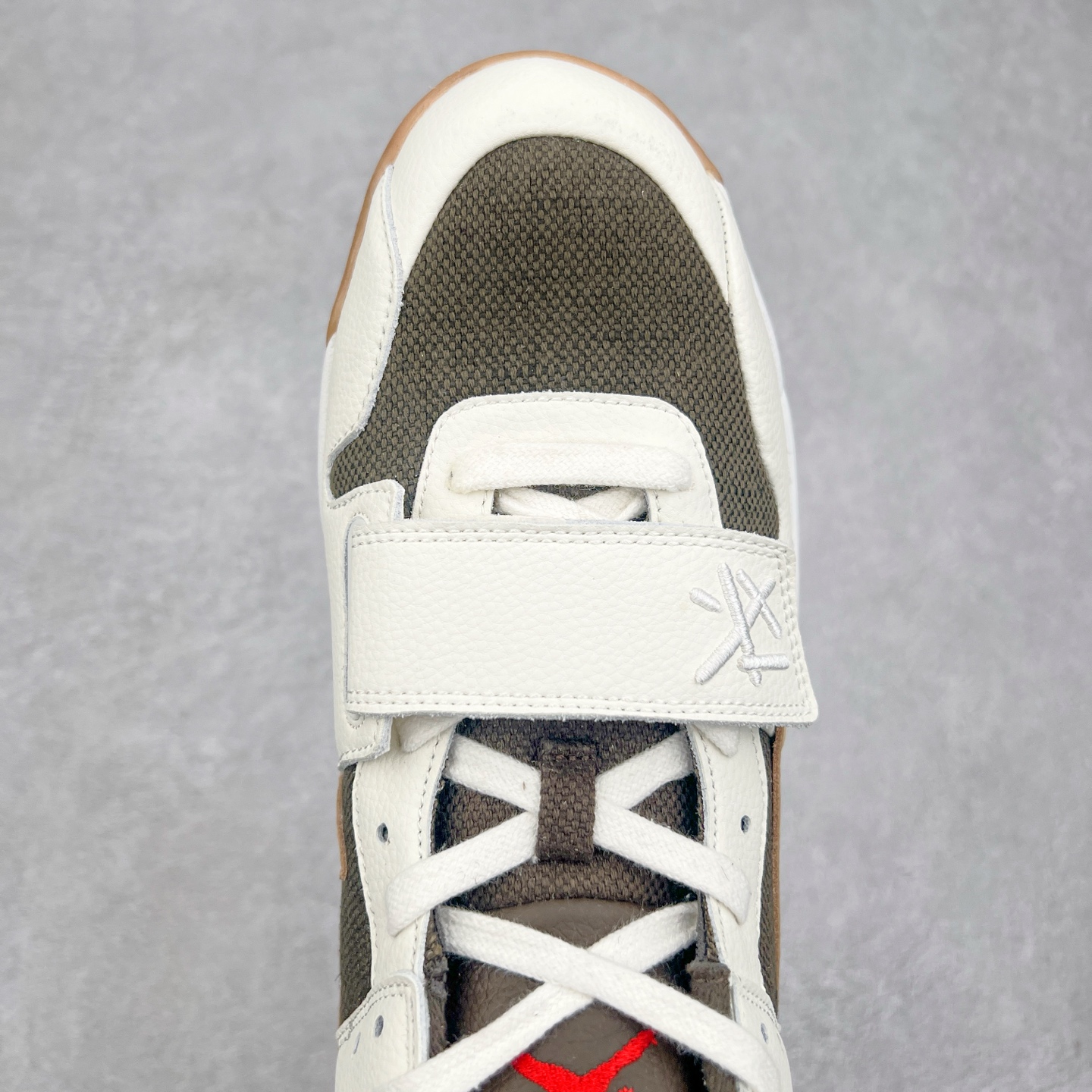 图片[4]-＃福利特价 Travis Scott x Jordan AJ Cut The Check TS倒钩联名魔术贴篮球鞋 FZ8117-100 配色方面采用黑色为底 搭配棕色框架呈现 完美还原了初代倒钩的配色设计 细节方面 标志性的反钩Swoosh采用黑色点缀 鞋面还带有特殊的魔术贴细节 此外在鞋舌、后跟部分均带有Cactus Jack厂牌Logo 彰显鞋款特殊身份 尺码：36 36.5 37.5 38 38.5 39 40 40.5 41 42 42.5 43 44 44.5 45 46 47.5-选品中心