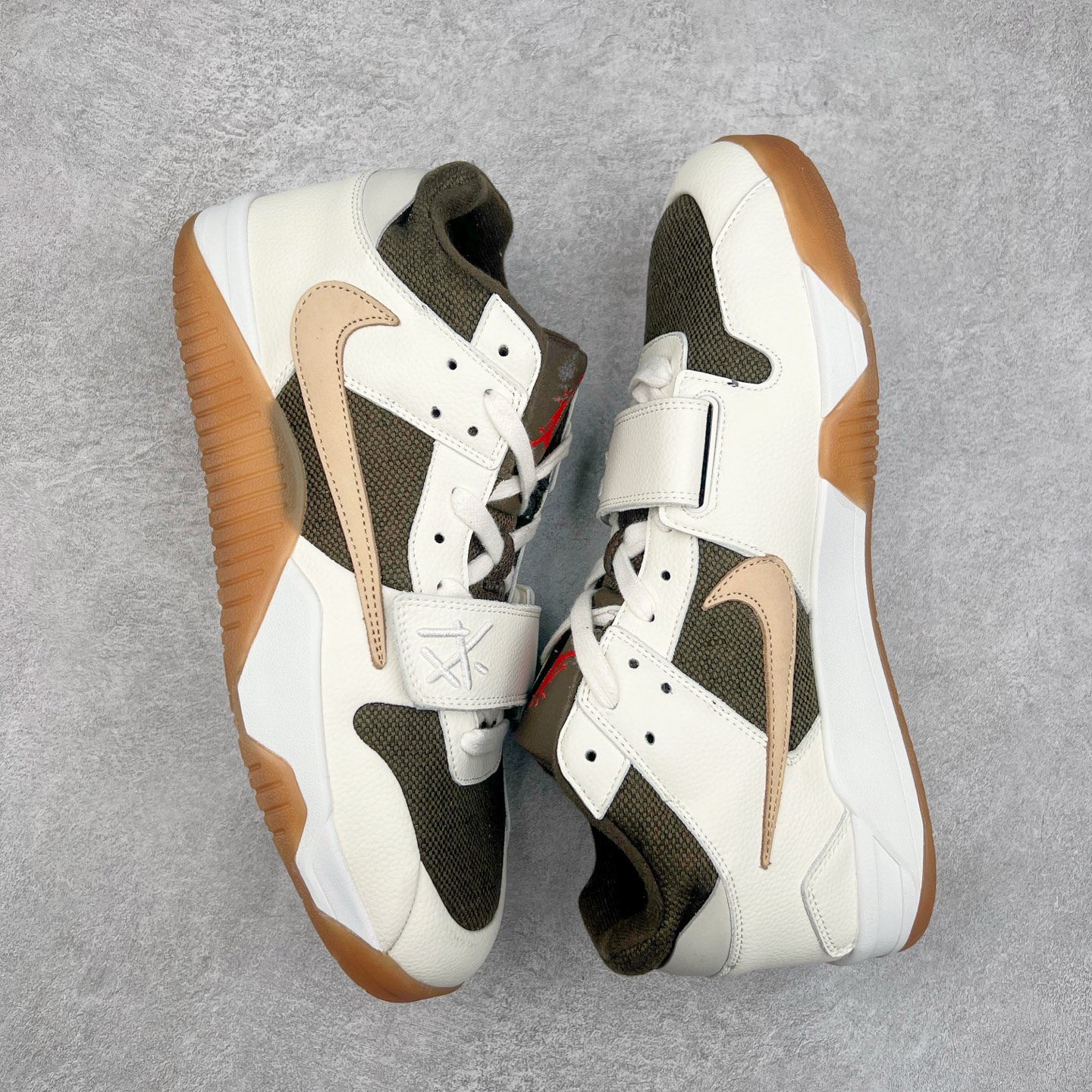 图片[3]-＃福利特价 Travis Scott x Jordan AJ Cut The Check TS倒钩联名魔术贴篮球鞋 FZ8117-100 配色方面采用黑色为底 搭配棕色框架呈现 完美还原了初代倒钩的配色设计 细节方面 标志性的反钩Swoosh采用黑色点缀 鞋面还带有特殊的魔术贴细节 此外在鞋舌、后跟部分均带有Cactus Jack厂牌Logo 彰显鞋款特殊身份 尺码：36 36.5 37.5 38 38.5 39 40 40.5 41 42 42.5 43 44 44.5 45 46 47.5-选品中心