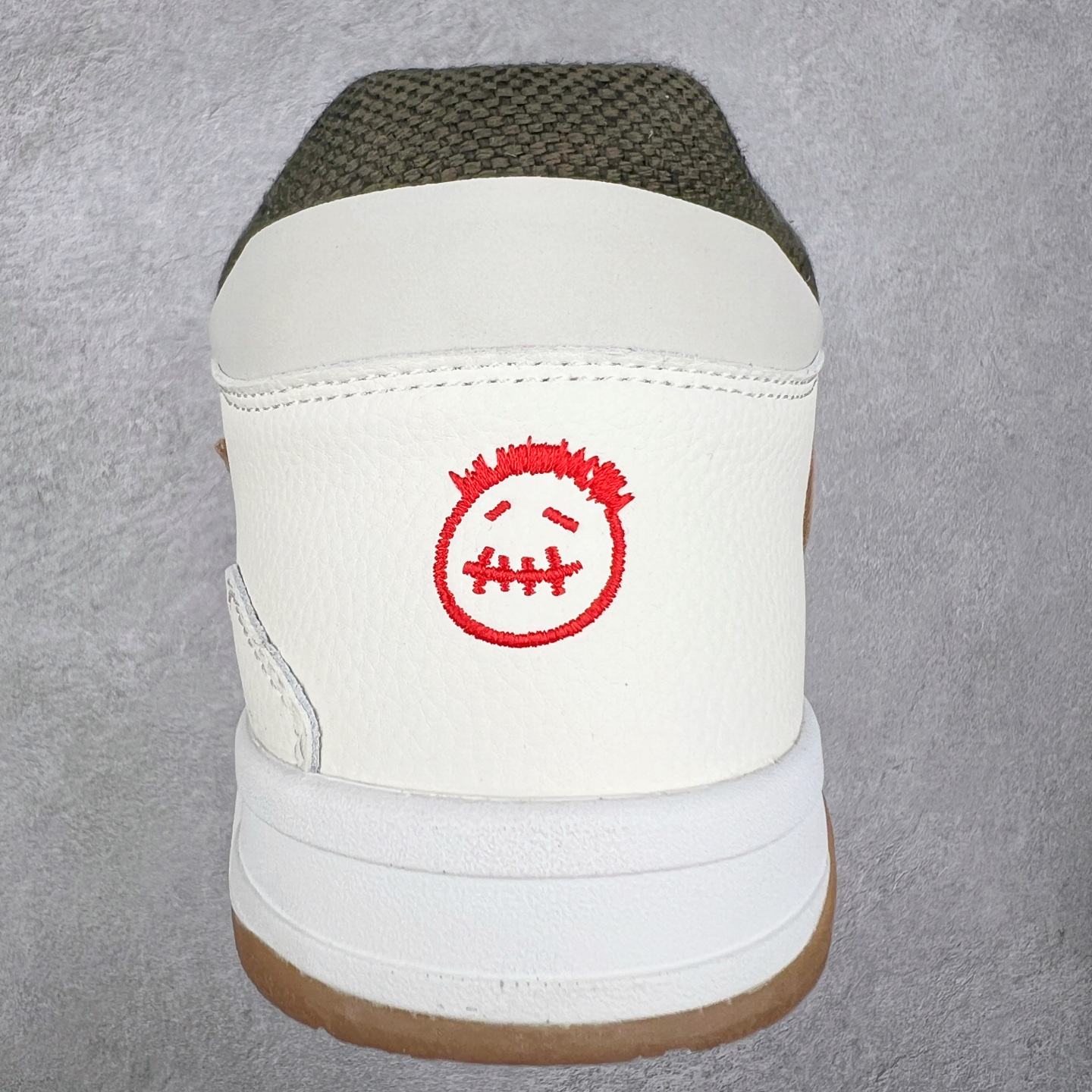 图片[8]-＃福利特价 Travis Scott x Jordan AJ Cut The Check TS倒钩联名魔术贴篮球鞋 FZ8117-100 配色方面采用黑色为底 搭配棕色框架呈现 完美还原了初代倒钩的配色设计 细节方面 标志性的反钩Swoosh采用黑色点缀 鞋面还带有特殊的魔术贴细节 此外在鞋舌、后跟部分均带有Cactus Jack厂牌Logo 彰显鞋款特殊身份 尺码：36 36.5 37.5 38 38.5 39 40 40.5 41 42 42.5 43 44 44.5 45 46 47.5-选品中心