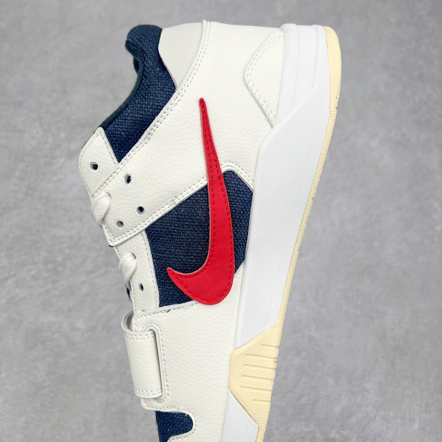 图片[7]-＃福利特价 Travis Scott x Jordan AJ Cut The Check TS倒钩联名魔术贴篮球鞋 FZ8117-101 配色方面采用黑色为底 搭配棕色框架呈现 完美还原了初代倒钩的配色设计 细节方面 标志性的反钩Swoosh采用黑色点缀 鞋面还带有特殊的魔术贴细节 此外在鞋舌、后跟部分均带有Cactus Jack厂牌Logo 彰显鞋款特殊身份 尺码：36 36.5 37.5 38 38.5 39 40 40.5 41 42 42.5 43 44 44.5 45 46 47.5-选品中心