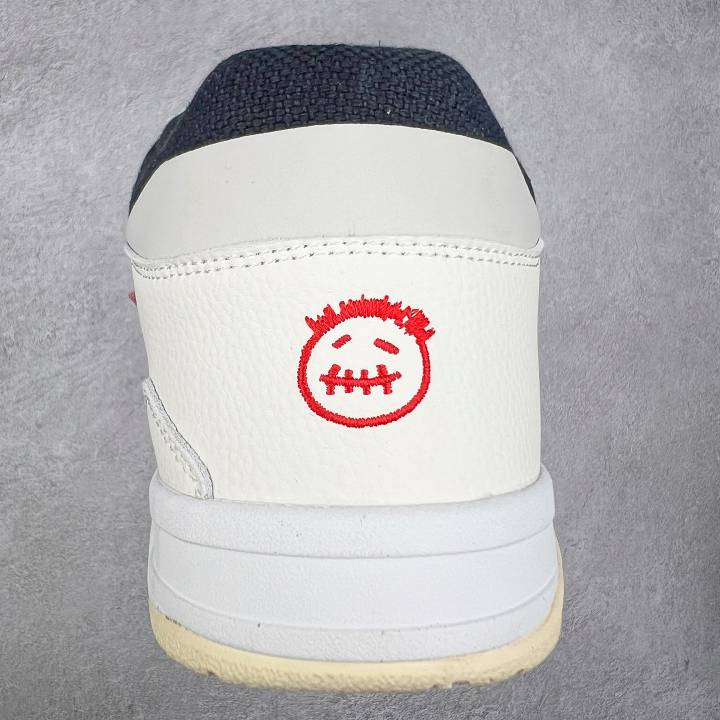 图片[8]-＃福利特价 Travis Scott x Jordan AJ Cut The Check TS倒钩联名魔术贴篮球鞋 FZ8117-101 配色方面采用黑色为底 搭配棕色框架呈现 完美还原了初代倒钩的配色设计 细节方面 标志性的反钩Swoosh采用黑色点缀 鞋面还带有特殊的魔术贴细节 此外在鞋舌、后跟部分均带有Cactus Jack厂牌Logo 彰显鞋款特殊身份 尺码：36 36.5 37.5 38 38.5 39 40 40.5 41 42 42.5 43 44 44.5 45 46 47.5-选品中心