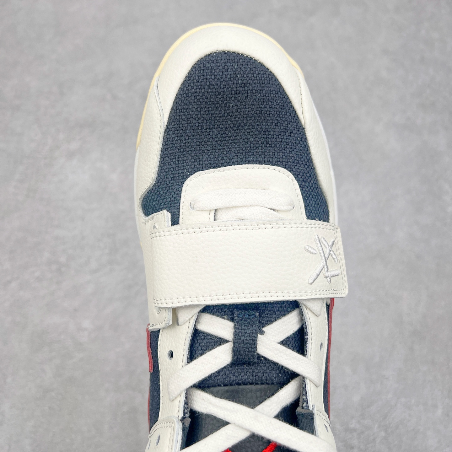 图片[4]-＃福利特价 Travis Scott x Jordan AJ Cut The Check TS倒钩联名魔术贴篮球鞋 FZ8117-101 配色方面采用黑色为底 搭配棕色框架呈现 完美还原了初代倒钩的配色设计 细节方面 标志性的反钩Swoosh采用黑色点缀 鞋面还带有特殊的魔术贴细节 此外在鞋舌、后跟部分均带有Cactus Jack厂牌Logo 彰显鞋款特殊身份 尺码：36 36.5 37.5 38 38.5 39 40 40.5 41 42 42.5 43 44 44.5 45 46 47.5-选品中心