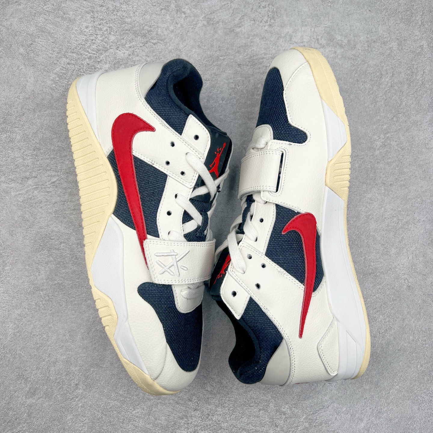 图片[3]-＃福利特价 Travis Scott x Jordan AJ Cut The Check TS倒钩联名魔术贴篮球鞋 FZ8117-101 配色方面采用黑色为底 搭配棕色框架呈现 完美还原了初代倒钩的配色设计 细节方面 标志性的反钩Swoosh采用黑色点缀 鞋面还带有特殊的魔术贴细节 此外在鞋舌、后跟部分均带有Cactus Jack厂牌Logo 彰显鞋款特殊身份 尺码：36 36.5 37.5 38 38.5 39 40 40.5 41 42 42.5 43 44 44.5 45 46 47.5-选品中心