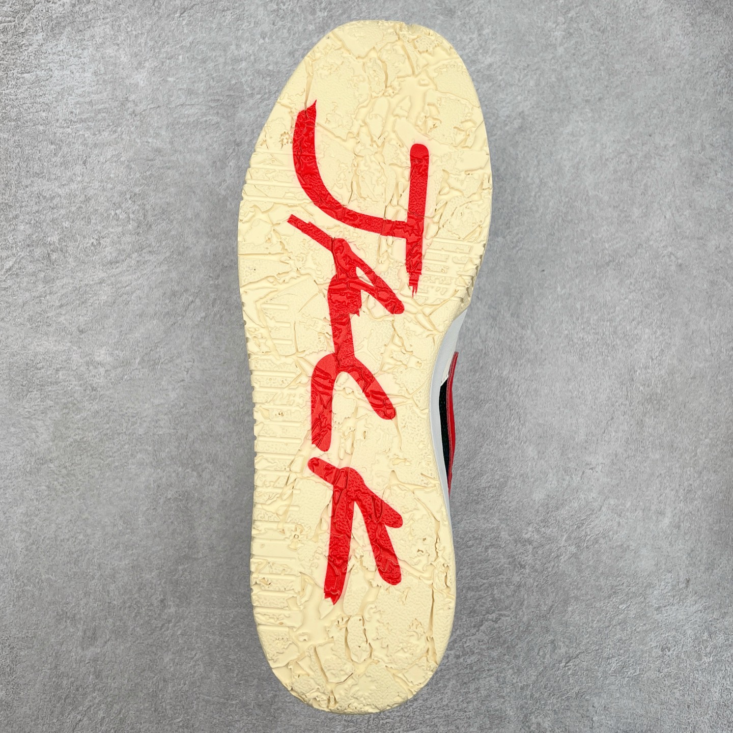 图片[9]-＃福利特价 Travis Scott x Jordan AJ Cut The Check TS倒钩联名魔术贴篮球鞋 FZ8117-101 配色方面采用黑色为底 搭配棕色框架呈现 完美还原了初代倒钩的配色设计 细节方面 标志性的反钩Swoosh采用黑色点缀 鞋面还带有特殊的魔术贴细节 此外在鞋舌、后跟部分均带有Cactus Jack厂牌Logo 彰显鞋款特殊身份 尺码：36 36.5 37.5 38 38.5 39 40 40.5 41 42 42.5 43 44 44.5 45 46 47.5-选品中心