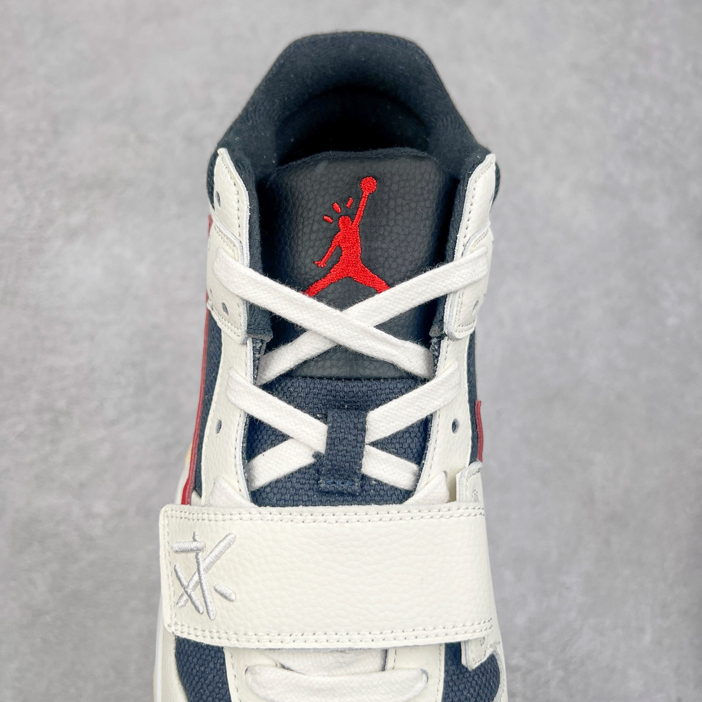 图片[5]-＃福利特价 Travis Scott x Jordan AJ Cut The Check TS倒钩联名魔术贴篮球鞋 FZ8117-101 配色方面采用黑色为底 搭配棕色框架呈现 完美还原了初代倒钩的配色设计 细节方面 标志性的反钩Swoosh采用黑色点缀 鞋面还带有特殊的魔术贴细节 此外在鞋舌、后跟部分均带有Cactus Jack厂牌Logo 彰显鞋款特殊身份 尺码：36 36.5 37.5 38 38.5 39 40 40.5 41 42 42.5 43 44 44.5 45 46 47.5-选品中心