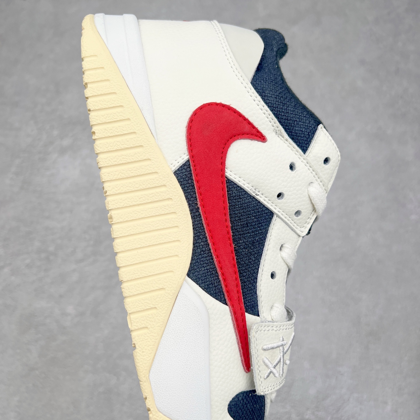 图片[6]-＃福利特价 Travis Scott x Jordan AJ Cut The Check TS倒钩联名魔术贴篮球鞋 FZ8117-101 配色方面采用黑色为底 搭配棕色框架呈现 完美还原了初代倒钩的配色设计 细节方面 标志性的反钩Swoosh采用黑色点缀 鞋面还带有特殊的魔术贴细节 此外在鞋舌、后跟部分均带有Cactus Jack厂牌Logo 彰显鞋款特殊身份 尺码：36 36.5 37.5 38 38.5 39 40 40.5 41 42 42.5 43 44 44.5 45 46 47.5-选品中心