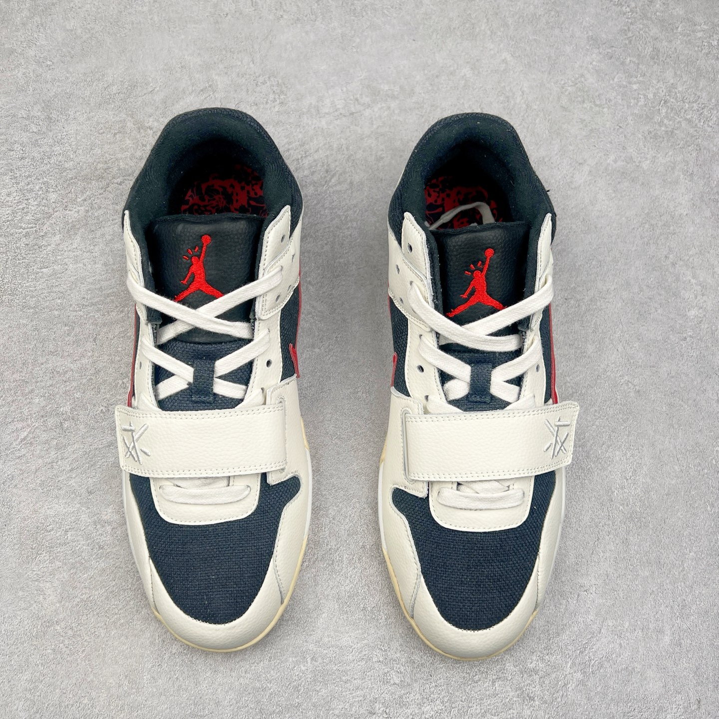 图片[2]-＃福利特价 Travis Scott x Jordan AJ Cut The Check TS倒钩联名魔术贴篮球鞋 FZ8117-101 配色方面采用黑色为底 搭配棕色框架呈现 完美还原了初代倒钩的配色设计 细节方面 标志性的反钩Swoosh采用黑色点缀 鞋面还带有特殊的魔术贴细节 此外在鞋舌、后跟部分均带有Cactus Jack厂牌Logo 彰显鞋款特殊身份 尺码：36 36.5 37.5 38 38.5 39 40 40.5 41 42 42.5 43 44 44.5 45 46 47.5-选品中心