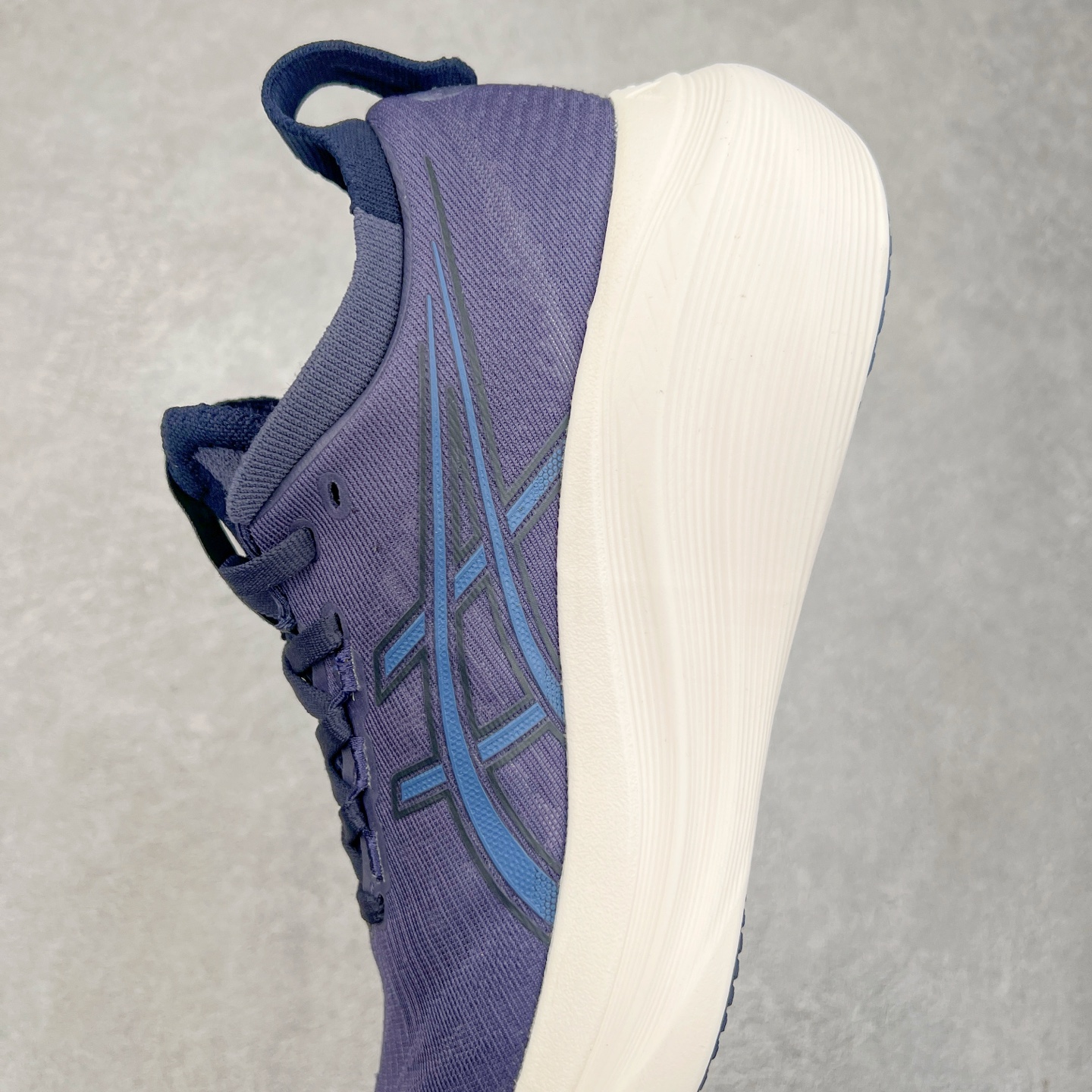 图片[7]-Asics GEL-Nimbus 27 亚瑟士缓震跑鞋 近年复古风潮的势头很旺 ASICS一直坚信保持身体的健康与活力是打造健康快乐的生活方式的最佳途径 ASICS为复古鞋型注入新设计 为玩家的街头穿搭提供了更多可能 GEL-NIMBUSTM9运动鞋最初是为中立和仰卧跑步者设计的长距离训练器 采用原始材料和关键细节重新设计 其Y2K时代的工业外观也被大胆的对比和色块所抵消 尺码：36 36.5 37.5 38 38.5 39 40 40.5 41.5 42 42.5 43.5 44 44.5 45-选品中心