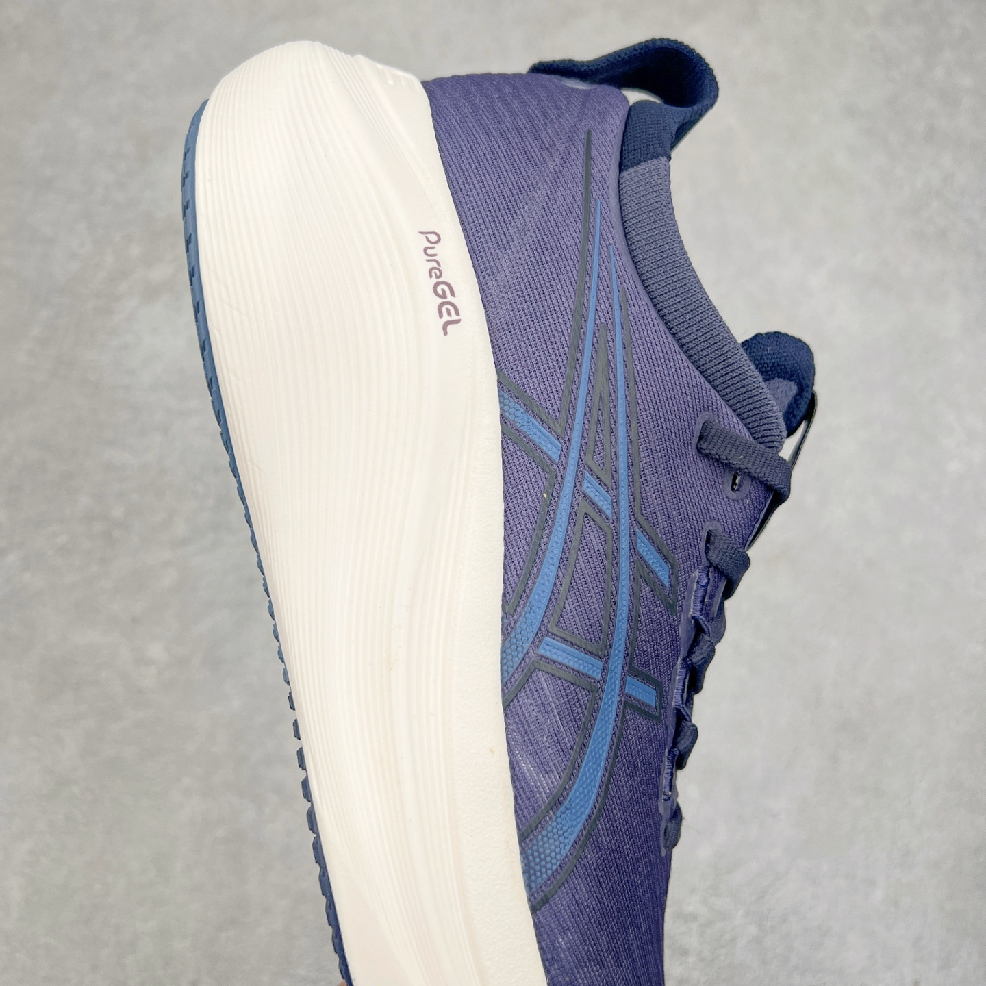 图片[6]-Asics GEL-Nimbus 27 亚瑟士缓震跑鞋 近年复古风潮的势头很旺 ASICS一直坚信保持身体的健康与活力是打造健康快乐的生活方式的最佳途径 ASICS为复古鞋型注入新设计 为玩家的街头穿搭提供了更多可能 GEL-NIMBUSTM9运动鞋最初是为中立和仰卧跑步者设计的长距离训练器 采用原始材料和关键细节重新设计 其Y2K时代的工业外观也被大胆的对比和色块所抵消 尺码：36 36.5 37.5 38 38.5 39 40 40.5 41.5 42 42.5 43.5 44 44.5 45-选品中心