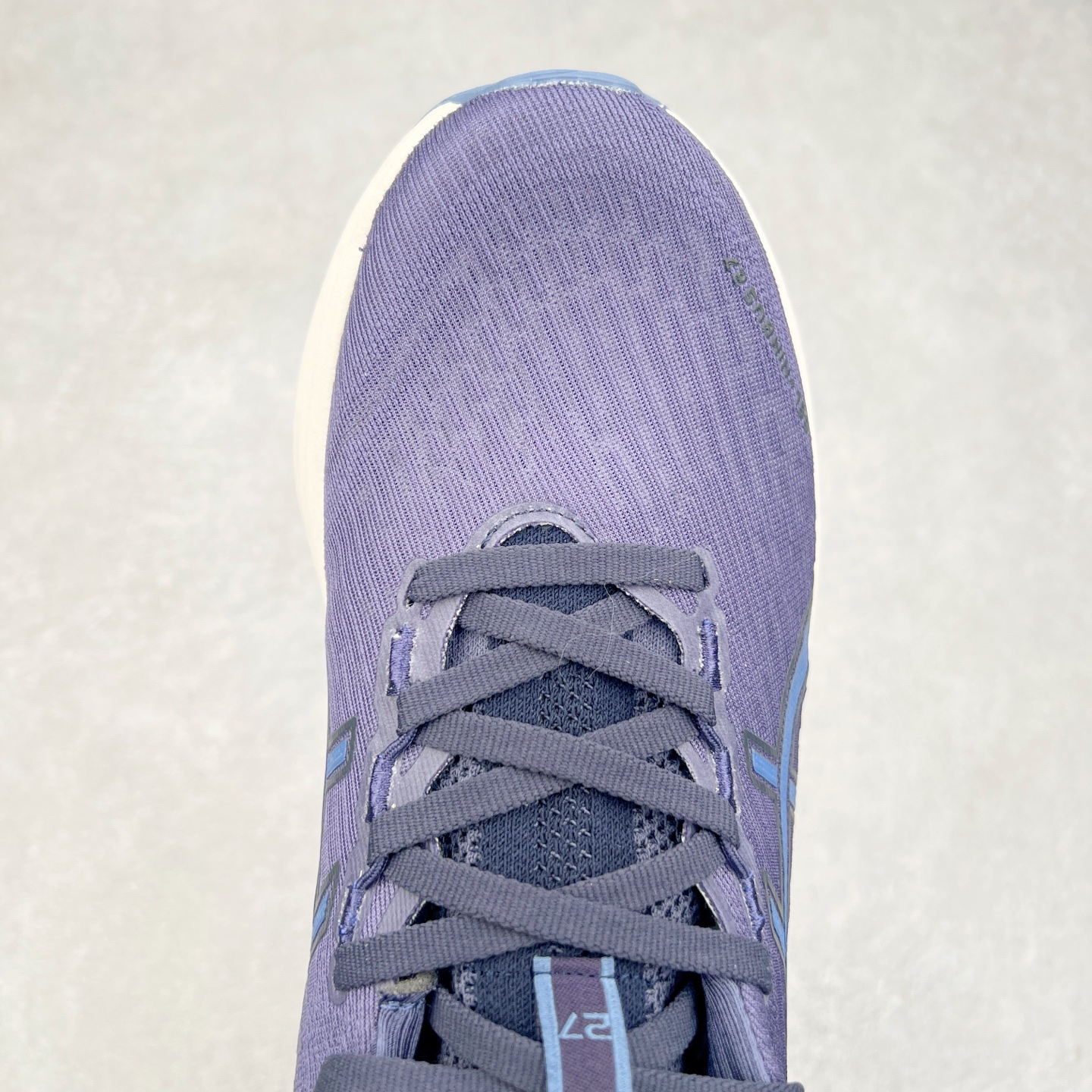 图片[4]-Asics GEL-Nimbus 27 亚瑟士缓震跑鞋 近年复古风潮的势头很旺 ASICS一直坚信保持身体的健康与活力是打造健康快乐的生活方式的最佳途径 ASICS为复古鞋型注入新设计 为玩家的街头穿搭提供了更多可能 GEL-NIMBUSTM9运动鞋最初是为中立和仰卧跑步者设计的长距离训练器 采用原始材料和关键细节重新设计 其Y2K时代的工业外观也被大胆的对比和色块所抵消 尺码：36 36.5 37.5 38 38.5 39 40 40.5 41.5 42 42.5 43.5 44 44.5 45-选品中心