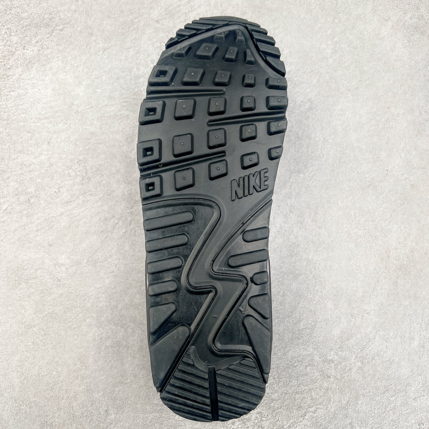 图片[9]-＃MX版 NK Air MAX 90 气垫复古减震跑步鞋 DM6178-010 经典重温 独家陆续补货 外单专供大厂出品 品质稳定 一百余色 终端操作 Air Max 90于1990年推出 来自Air Max系列 在Air Max 1的基础上改进而得 增加了气垫面积 外型上也更为流线 最特別的就是加入了菱纹塑胶嵌板 为Air Max 90增添了许多潮流气息 皮革鞋面 造就出色耐穿性和支撑力 Max Air缓震配置搭配泡棉中底 令Air Max 90轻盈而舒适 华夫格橡胶外底 铸就Air Max 90非凡的抓地力 而Air Max 90不仅是一双跑鞋 它成功跨越了时间的演进 成为了球鞋文化与潮流圈中最熟为人知的鞋款之一 尺码：36 36.5 37.5 38 38.5 39 40 40.5 41 42 42.5 43 44 44.5 45-选品中心