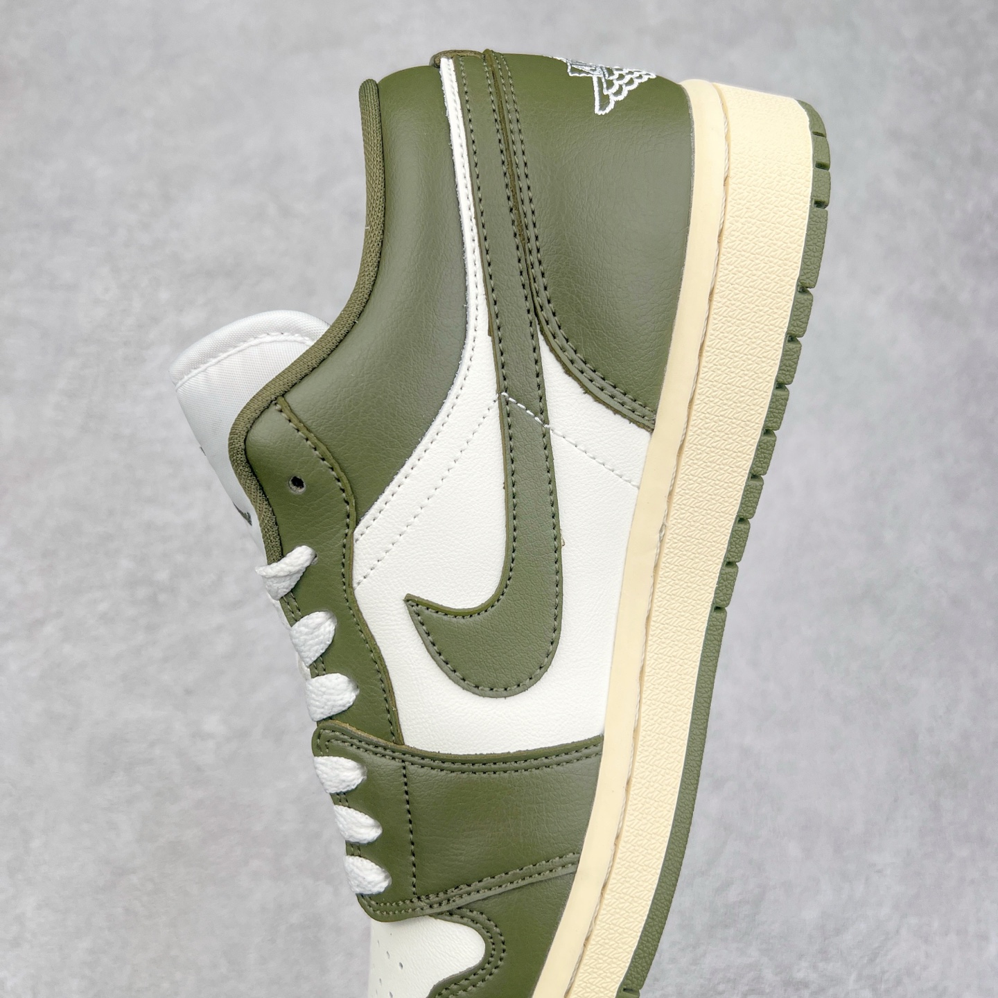 图片[7]-＃K版 Air Jordan AJ1 Low 低帮 绿白 DC0774-122 全新流水线出品 DT版本唯一平替选择 市场第二梯队最强版 全部原鞋开发 原楦原纸板开发 全鞋电脑针车 原厂内置全掌气垫 原盒内在原标 唯一Zp原版鞋带绑法 免检产品 全新2022版型 全头层皮料 完美零毛边处理 原厂配置全掌气垫 价格定位良心 几十个配色陆续出货 实拍调校N版已经零色差零失真 百分百还原实物色彩所见即所得 不存在货不对板色差等低级问题 选购参考实物拍摄 不混卖不参货 只用心做好货严格选品 承诺混一赔十 尺码：36 36.5 37.5 38 38.5 39 40 40.5 41 42 42.5 43 44 44.5 45-选品中心