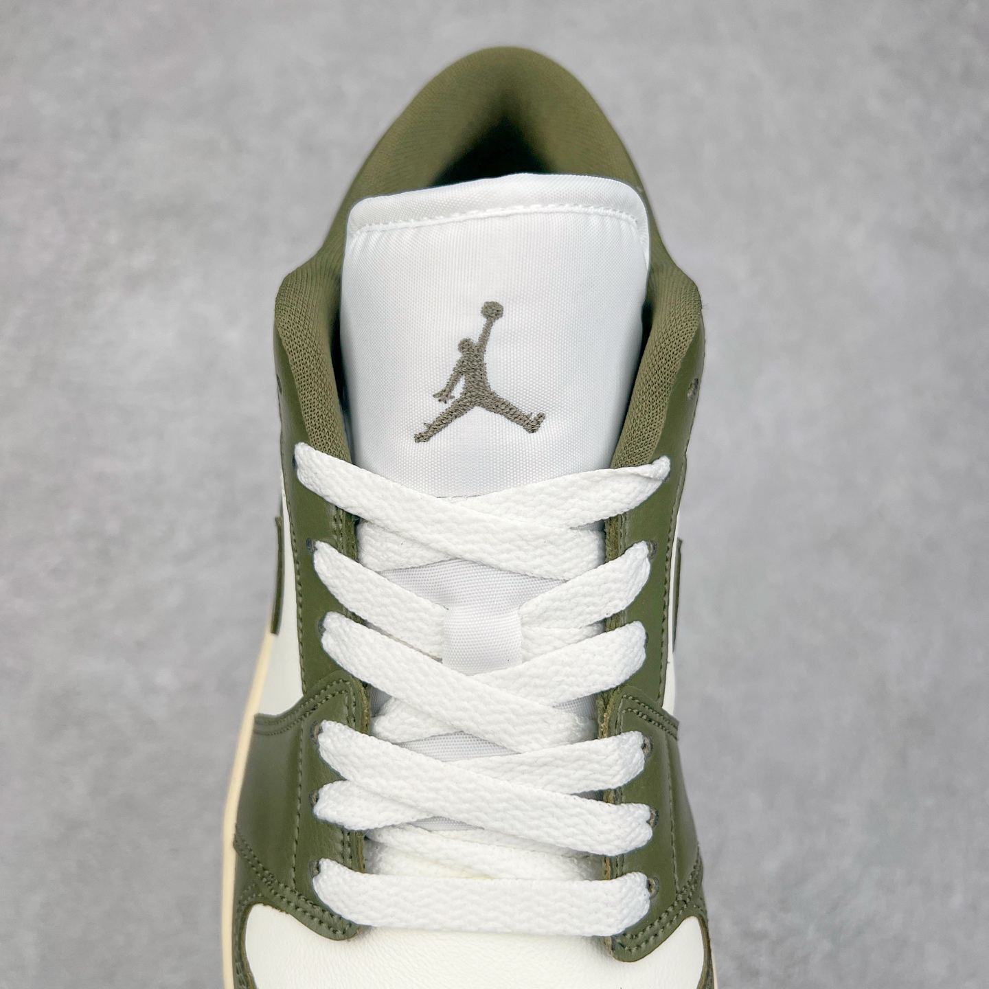 图片[5]-＃K版 Air Jordan AJ1 Low 低帮 绿白 DC0774-122 全新流水线出品 DT版本唯一平替选择 市场第二梯队最强版 全部原鞋开发 原楦原纸板开发 全鞋电脑针车 原厂内置全掌气垫 原盒内在原标 唯一Zp原版鞋带绑法 免检产品 全新2022版型 全头层皮料 完美零毛边处理 原厂配置全掌气垫 价格定位良心 几十个配色陆续出货 实拍调校N版已经零色差零失真 百分百还原实物色彩所见即所得 不存在货不对板色差等低级问题 选购参考实物拍摄 不混卖不参货 只用心做好货严格选品 承诺混一赔十 尺码：36 36.5 37.5 38 38.5 39 40 40.5 41 42 42.5 43 44 44.5 45-选品中心