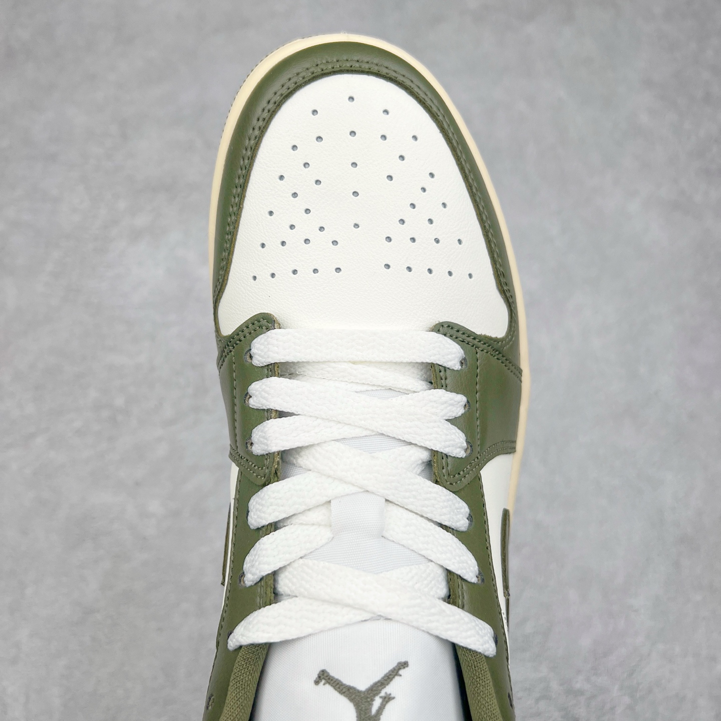 图片[4]-＃K版 Air Jordan AJ1 Low 低帮 绿白 DC0774-122 全新流水线出品 DT版本唯一平替选择 市场第二梯队最强版 全部原鞋开发 原楦原纸板开发 全鞋电脑针车 原厂内置全掌气垫 原盒内在原标 唯一Zp原版鞋带绑法 免检产品 全新2022版型 全头层皮料 完美零毛边处理 原厂配置全掌气垫 价格定位良心 几十个配色陆续出货 实拍调校N版已经零色差零失真 百分百还原实物色彩所见即所得 不存在货不对板色差等低级问题 选购参考实物拍摄 不混卖不参货 只用心做好货严格选品 承诺混一赔十 尺码：36 36.5 37.5 38 38.5 39 40 40.5 41 42 42.5 43 44 44.5 45-选品中心