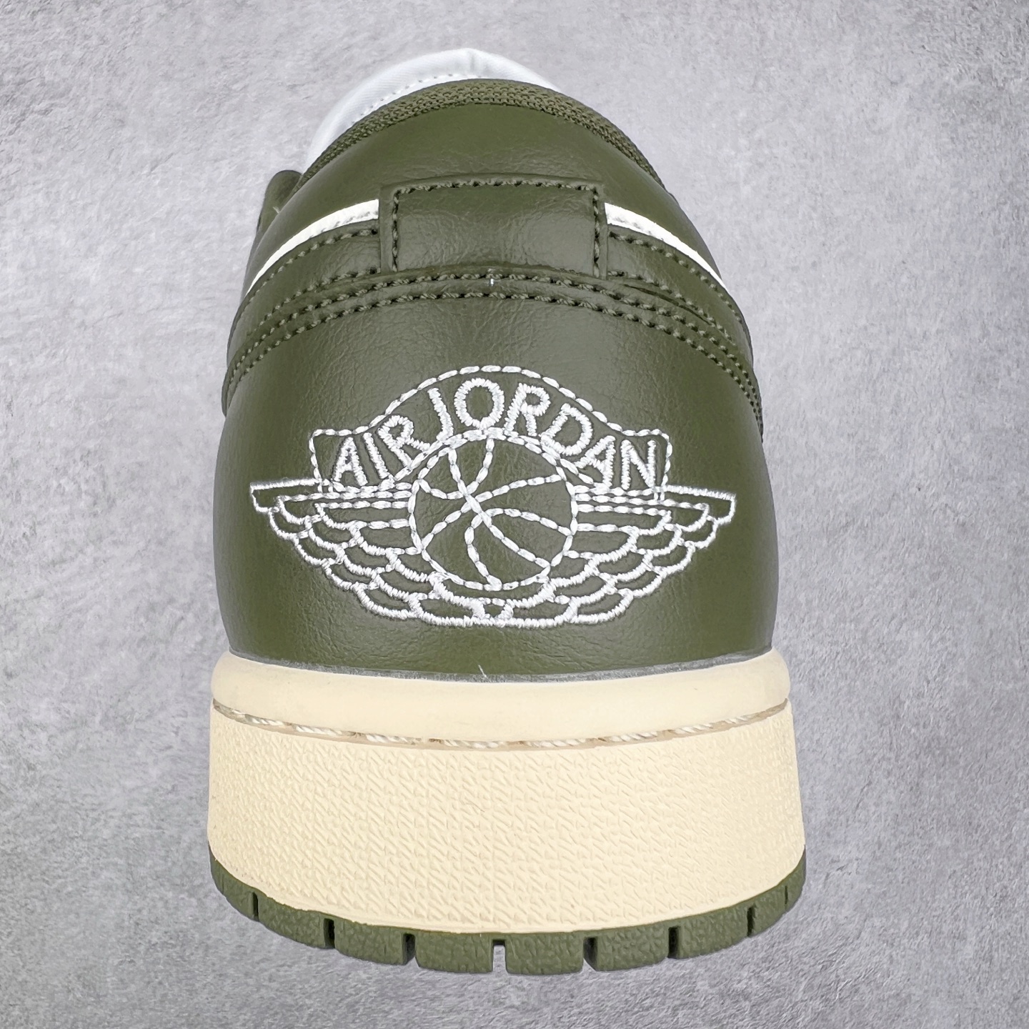 图片[8]-＃K版 Air Jordan AJ1 Low 低帮 绿白 DC0774-122 全新流水线出品 DT版本唯一平替选择 市场第二梯队最强版 全部原鞋开发 原楦原纸板开发 全鞋电脑针车 原厂内置全掌气垫 原盒内在原标 唯一Zp原版鞋带绑法 免检产品 全新2022版型 全头层皮料 完美零毛边处理 原厂配置全掌气垫 价格定位良心 几十个配色陆续出货 实拍调校N版已经零色差零失真 百分百还原实物色彩所见即所得 不存在货不对板色差等低级问题 选购参考实物拍摄 不混卖不参货 只用心做好货严格选品 承诺混一赔十 尺码：36 36.5 37.5 38 38.5 39 40 40.5 41 42 42.5 43 44 44.5 45-选品中心