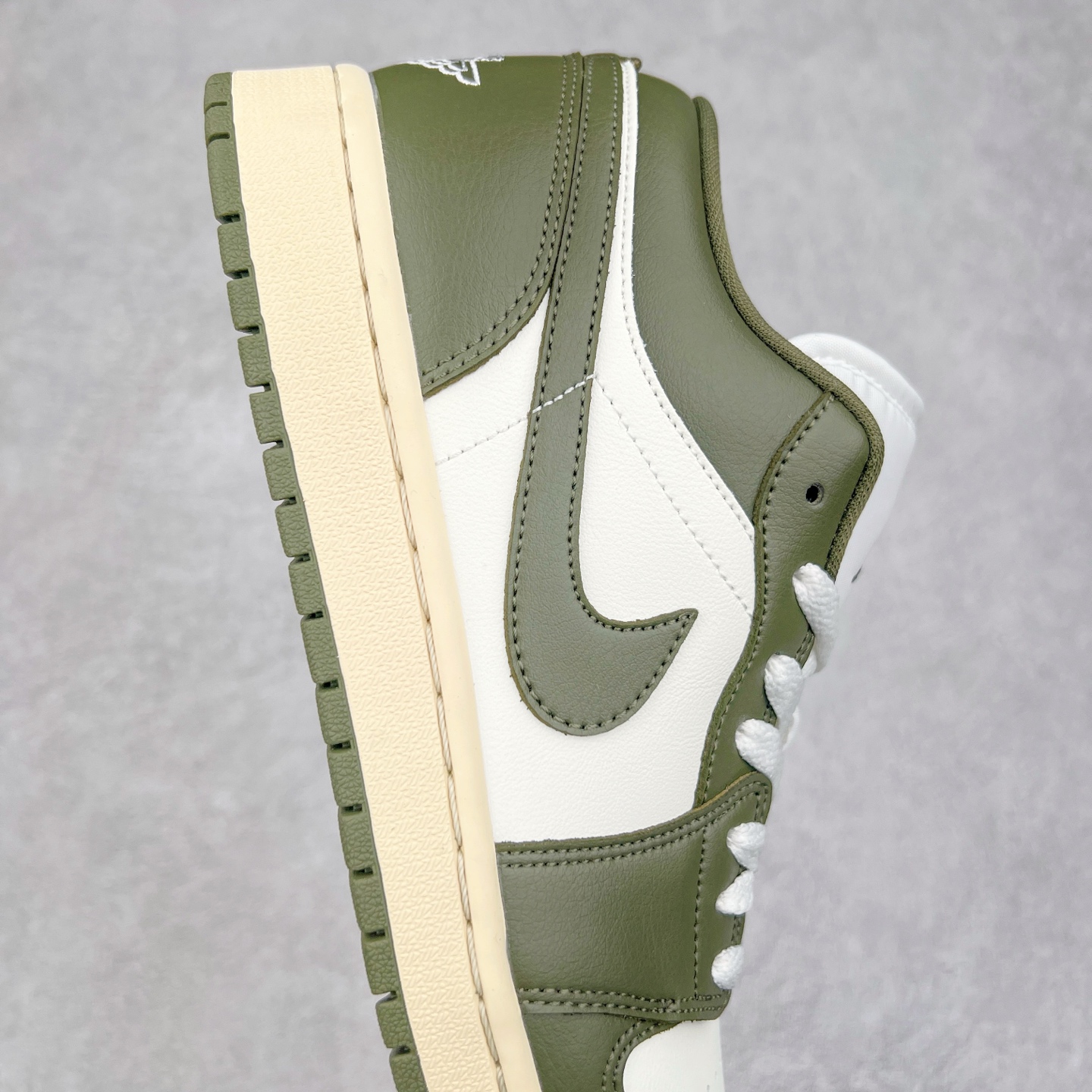 图片[6]-＃K版 Air Jordan AJ1 Low 低帮 绿白 DC0774-122 全新流水线出品 DT版本唯一平替选择 市场第二梯队最强版 全部原鞋开发 原楦原纸板开发 全鞋电脑针车 原厂内置全掌气垫 原盒内在原标 唯一Zp原版鞋带绑法 免检产品 全新2022版型 全头层皮料 完美零毛边处理 原厂配置全掌气垫 价格定位良心 几十个配色陆续出货 实拍调校N版已经零色差零失真 百分百还原实物色彩所见即所得 不存在货不对板色差等低级问题 选购参考实物拍摄 不混卖不参货 只用心做好货严格选品 承诺混一赔十 尺码：36 36.5 37.5 38 38.5 39 40 40.5 41 42 42.5 43 44 44.5 45-选品中心