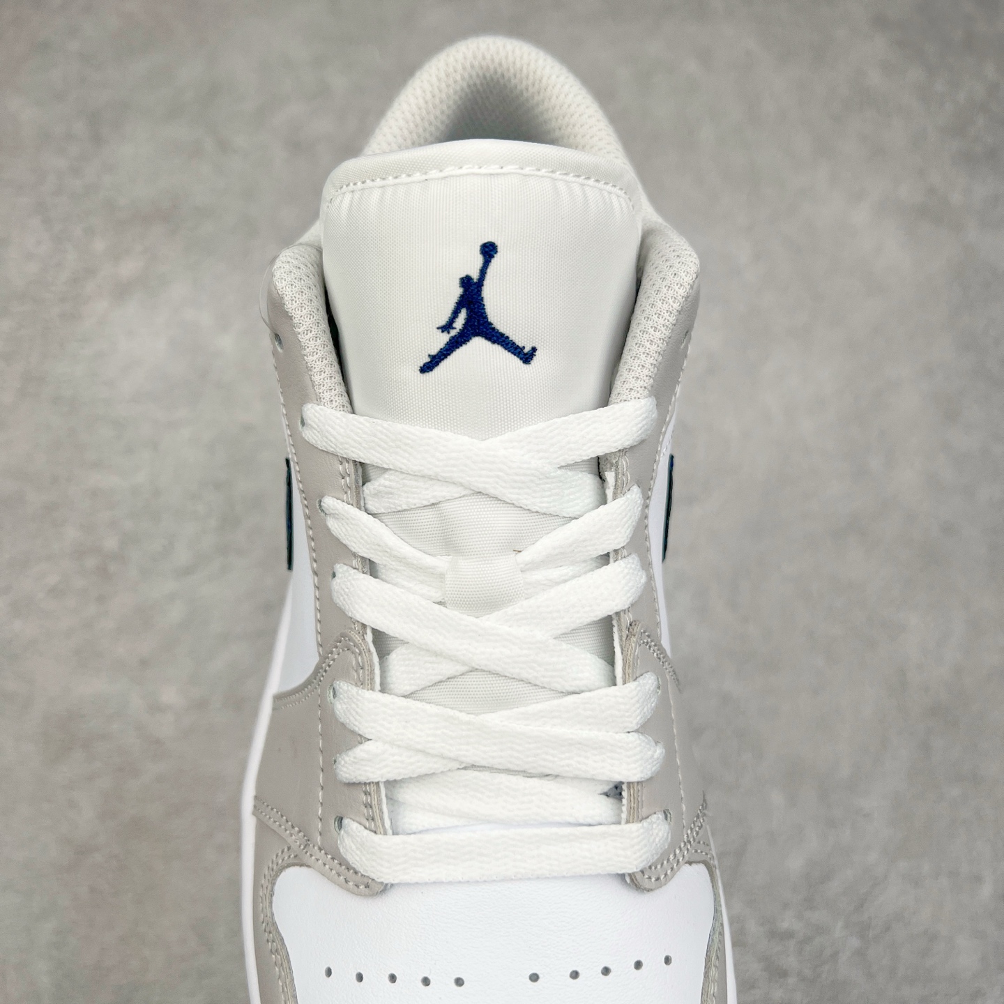 图片[5]-＃K版 Air Jordan AJ1 Low 低帮 白灰蓝 553560-146 全新流水线出品 DT版本唯一平替选择 市场第二梯队最强版 全部原鞋开发 原楦原纸板开发 全鞋电脑针车 原厂内置全掌气垫 原盒内在原标 唯一Zp原版鞋带绑法 免检产品 全新2022版型 全头层皮料 完美零毛边处理 原厂配置全掌气垫 价格定位良心 几十个配色陆续出货 实拍调校N版已经零色差零失真 百分百还原实物色彩所见即所得 不存在货不对板色差等低级问题 选购参考实物拍摄 不混卖不参货 只用心做好货严格选品 承诺混一赔十 尺码：36 36.5 37.5 38 38.5 39 40 40.5 41 42 42.5 43 44 44.5 45-选品中心